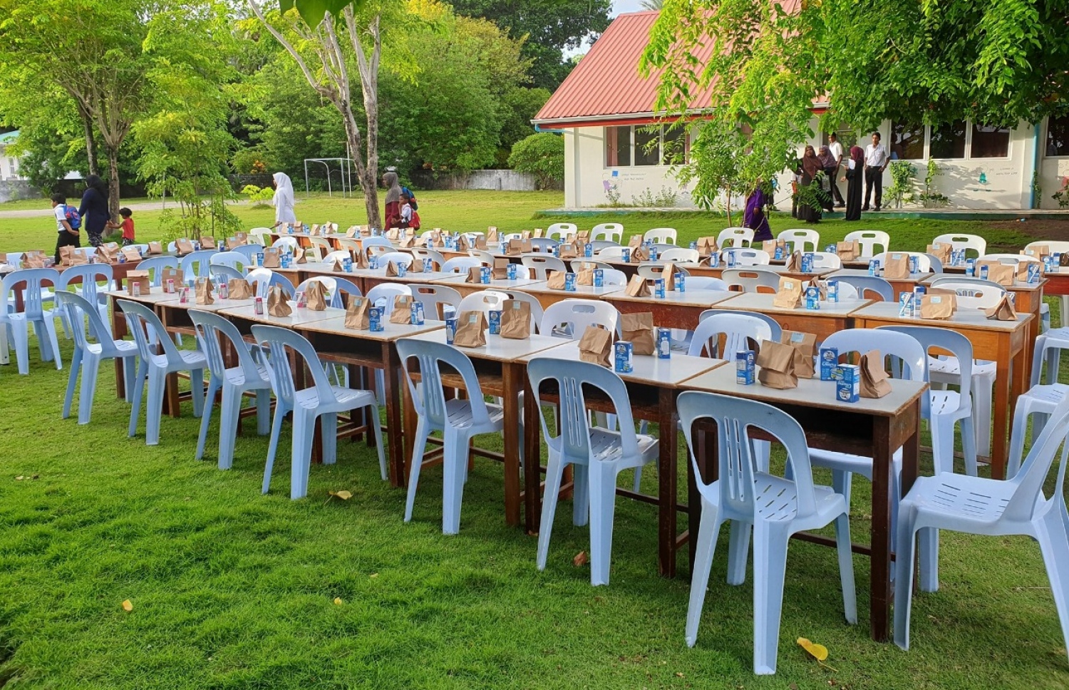 ސްކޫލެއްގައި ދަރިވަރުންނަށް ހެނދުނުގެ ނާސްތާ ތައްޔާރުކޮށްފައި--