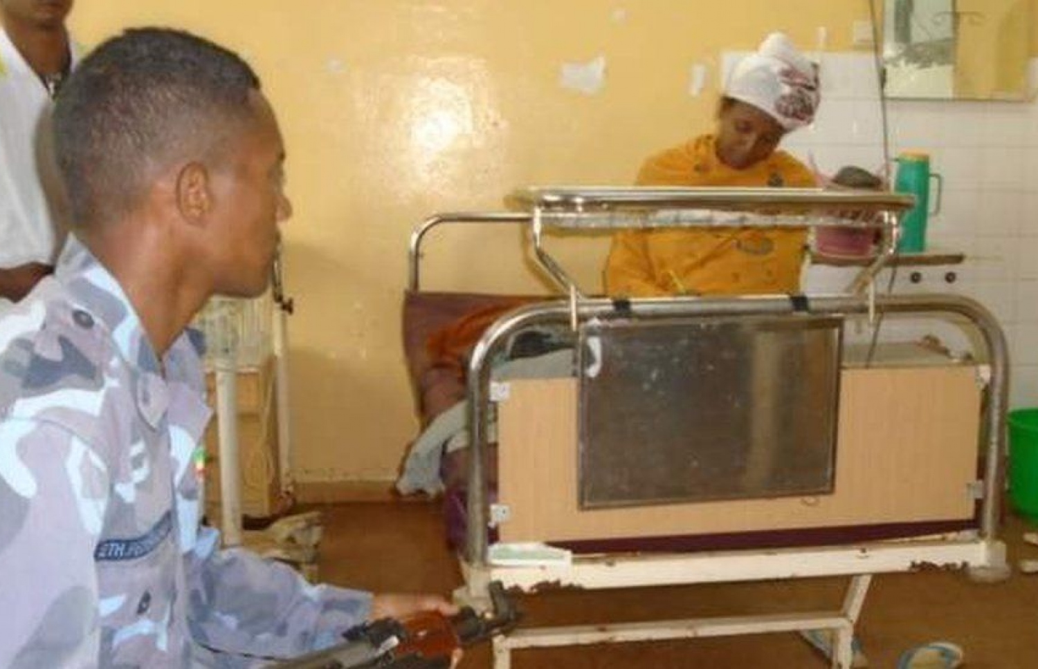 އަލްމާޒް އިމްތިހާނު ކަރުދަހާނާ އެކު ހޮސްޕިޓަލްގެ އެނދުމަތީގައި އިށީނދެގެން.