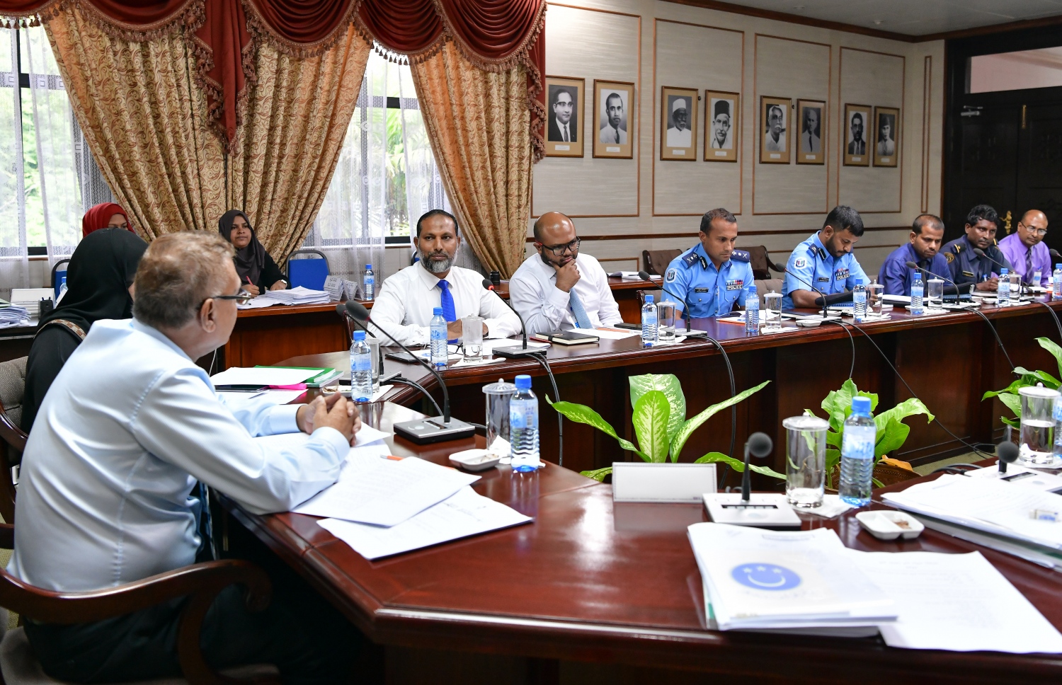 އަދީބު، ބޭސްފަރުވާ އަށް އިންޑިއާ އަށް ފުރުވާލާތީ، ސަރުކާރުގެ ކަމާ ގުޅޭ އިދާރާތަކުގެ ވެރިން ގައުމީ ސަލާމަތާއި ޚާރިޖީ ގުޅުންތަކާ ބެހޭ ކޮމިޓީ އަށް މިއަދު ހާޒިރުކޮށް ސުވާލު ކުރަނީ.---ފޮޓޯ: ނިޝާން އަލީ/މިހާރު