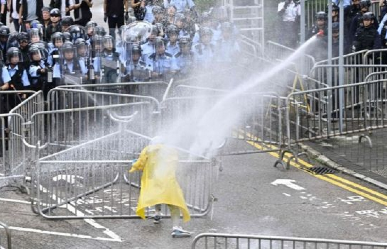 ހޮންގް ކޮންގް މުޒާހަރާގެ ބައިވެރިިޔަކު ދުރަށް ލާން ފުލުހުން ފެން ޖަހަނީ: ފުލުހުން އިއްޔެ ބާރުގެ ބޭނުންކޮށް، ސަރަހައްދު ވަނީ ސާފުކޮށްފައި