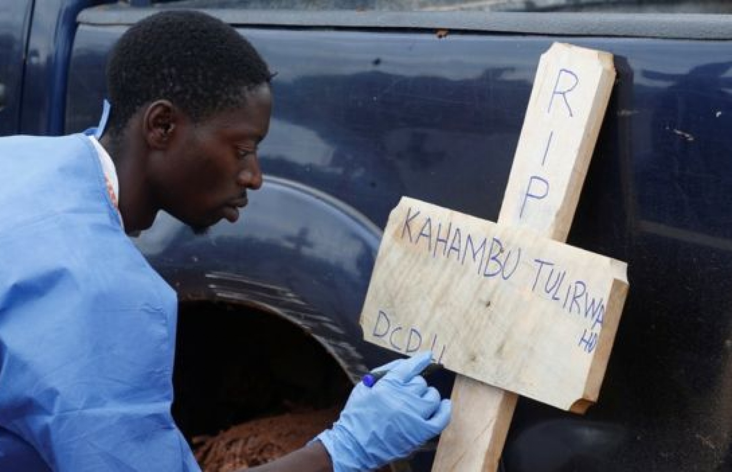 ކޮންގޯގައި ފެތުރެމުން ދާ އެބޯލާގައި މަރުވި މީހެއްގެ ޖަނާޒާއަށް ތައްޔާރުވަނީ