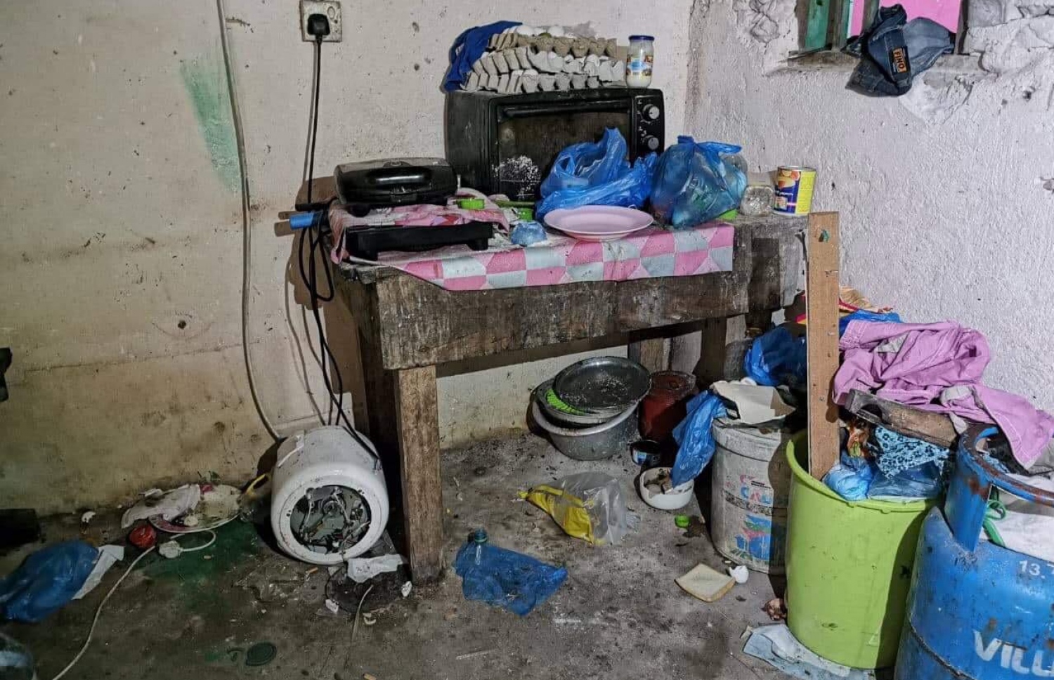 ދައުލަތަށް ނެގި ކުޑަކުދިން ދިރިއުޅުނު ގޭގެ ބަދިގެ: މަންމަ އާއި ބައްޕަ ކުދިންނަށް މާ ބޮޑަކަށް އަޅައެއްނުލާ