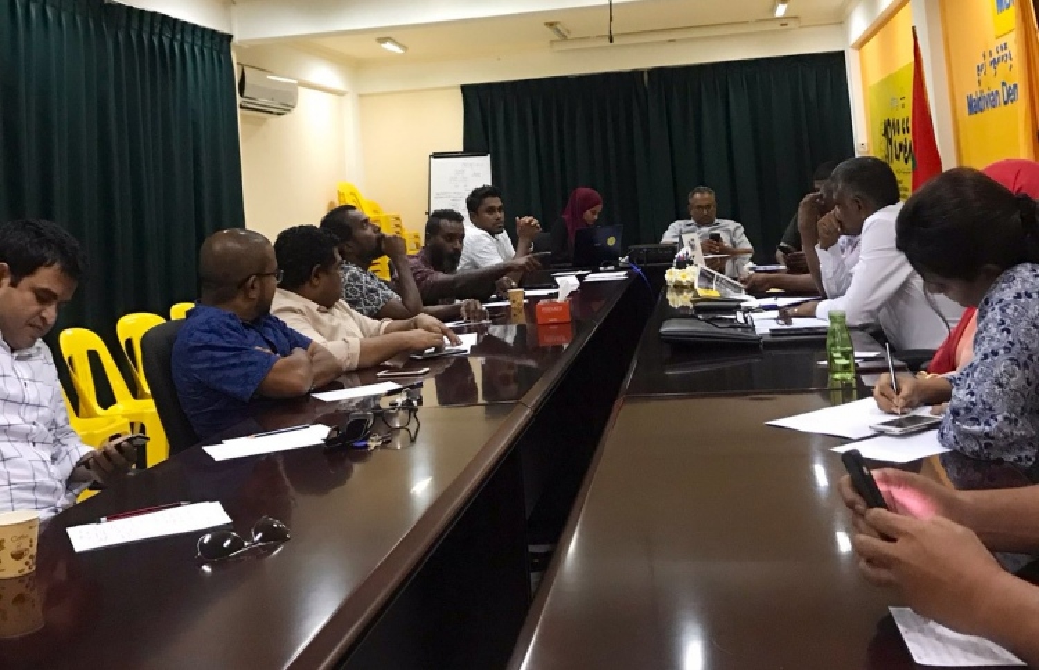 ހަޔަ އެޑިއުކޭޝަން މިނިސްޓަރު އިބްރާހިމް ހަސަންއާ، އެމްޑީޕީގެ މެމްބަރުން ސުވާލުކުރަނީ. --ފޮޓޯ/ސޯޝަލްމީޑިއާ