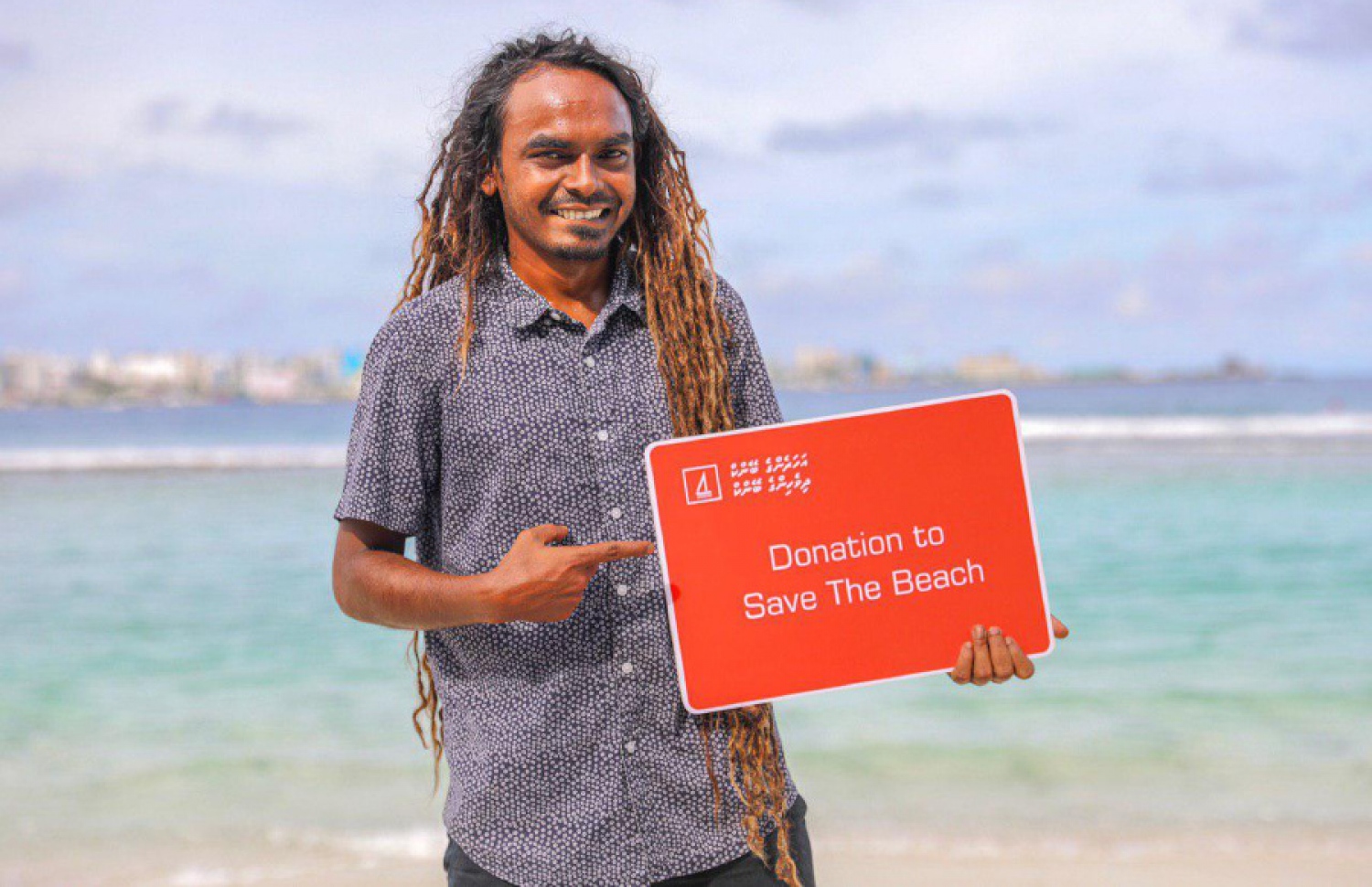 ސޭވް ދަ ބީޗަށް ބީއެމްއެލްގެ މުވައްޒަފުންގެ ފަރާތުން 30،000ރ. ދިންކަން އަންގައިދޭ ބޯޑަކާ އެކު އެ ޖަމިއްޔާގެ އިސް ބޭފުޅަކު މިއަދު ވިލިމާލޭގެ ބީޗް ސަރަހައްދުގައި ފޮޓޯ އަކަށް ހުއްޓިގެން.---ފޮޓޯ: ބީއެމްއެލް