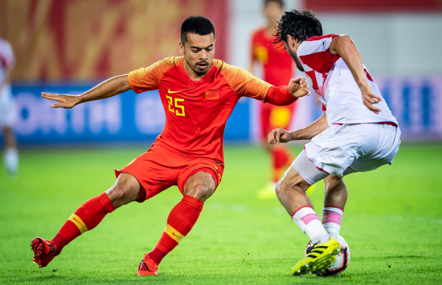 ތަޖިކިސްތާނާ ދެކޮޅަށް ކުޅުނު މެޗުގެ ތެރެއިން ޔެނަރިސް ބޯޅަ ހިފައިގެންދަނީ. -- ފޮޓޯ: އޭއެފްޕީ