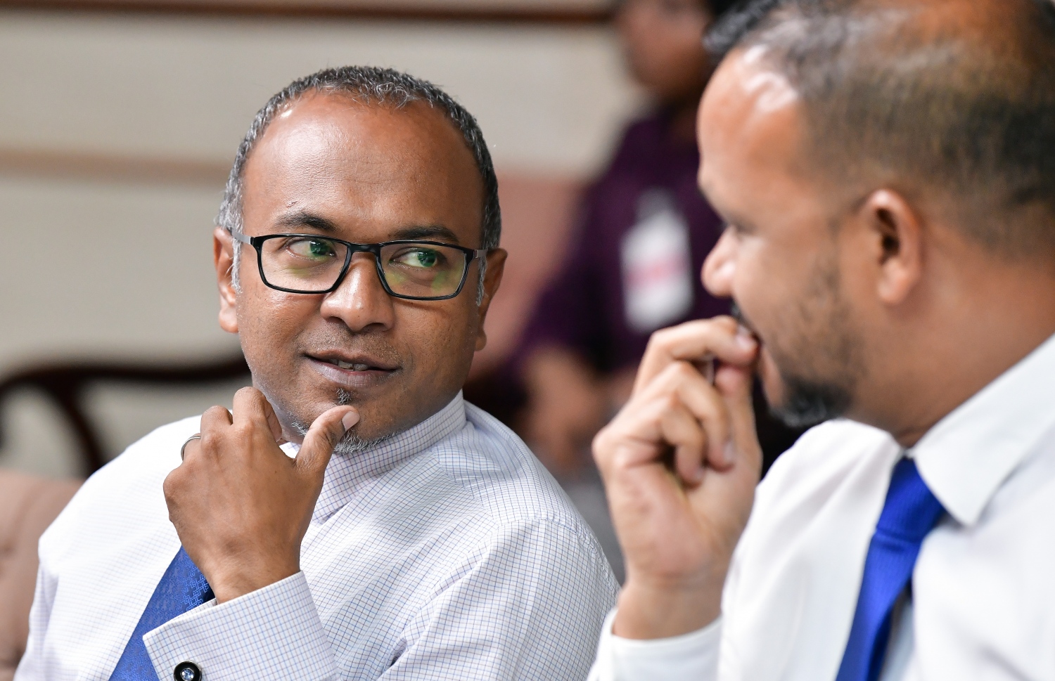 ހެންވޭރު ހުޅަނގު ދާއިރާގެ މެމްބަރު ހަސަން ލަތީފާއި (ވ) ކެންދޫ ދާއިރާގެ މެމްބަރު އަލީ ހުސެއިން މަޝްވަރާއެއްގައި. --- ފޮޓޯ: ނިޝާން އަލީ/ މިހާރު