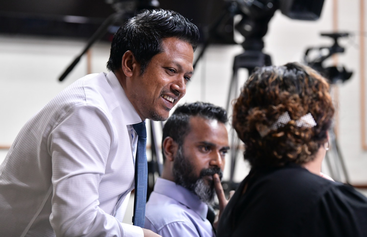 މާފަންނު އުތުރު ދާއިރާގެ މެމްބަރު އިމްތިޔާޒް ފަހުމީ (އިންތި) ކޮމިޓީގެ ބައްދަލުވުމެއްގައި މެމްބަރުންނާ މަޝްވަރާ ކުރައްވަނީ. --- ފޮޓޯ: ނިޝާން އަލީ/ މިހާރު