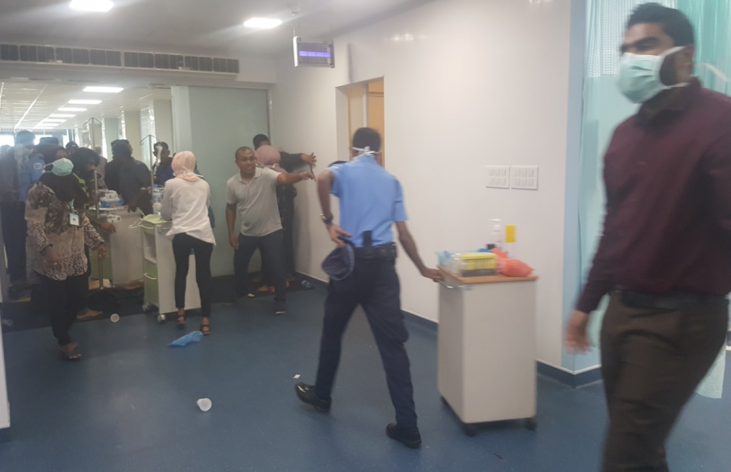 އައިޖީއެމްއެޗުގެ އީއާރުގައި ތިބި މީހުން އެހެން ތަނަކަށް ބަދަލުކުރަނީ-- ފޮޓޯ: ފުލުހުން