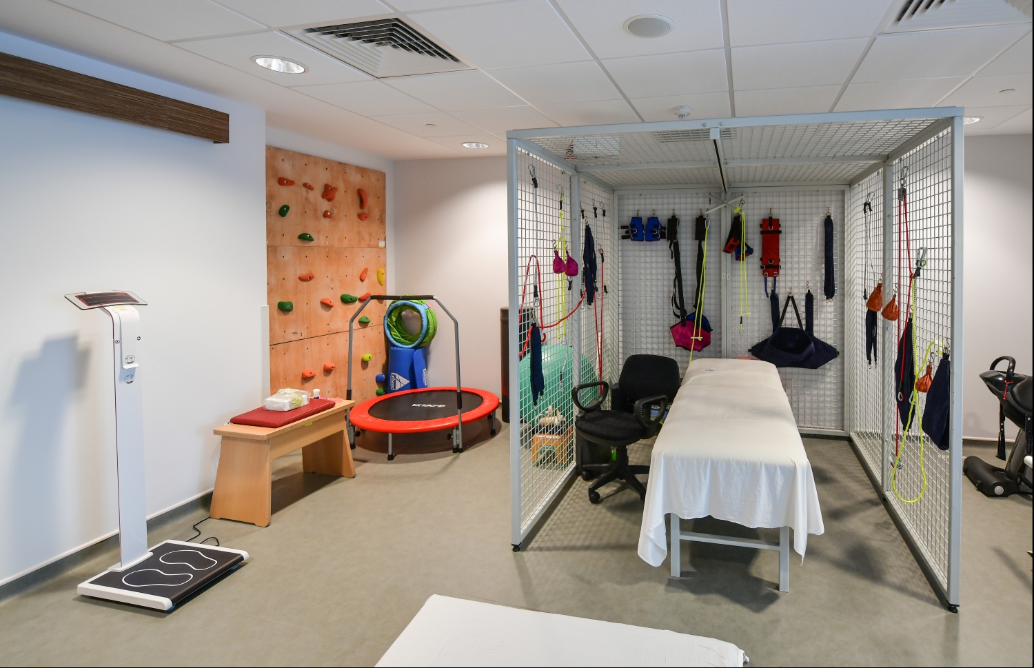 ދަރުމަވަންތަ ހޮސްޕިޓަލްގެ ފިޒިއޮތެރަޕީ ފްލޯގައި ހިމެނޭ ކުޑަކުދިންނަށް ހާއްސަ ޖިމް---ފޮޓޯ: ހުސައިން ވަހީދު/މިހާރު