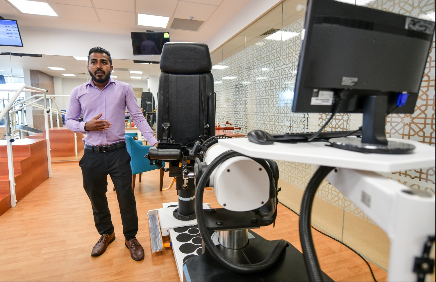 ދަރުމަވަންތަ ހޮސްޕިޓަލްގެ ފިޒިއޮތެރަޕީ ފްލޯގެ ސެޓަޕްގެ މައުލޫމާތު އެ ހޮސްޕިޓަލުގެ ފިޒިއޮތެރަޕިސްޓު ތޯރިގް މަޖީދު "މިހާރު"ގެ ނޫސްވެރިންނަށް ކިޔައިދެނީ.---ފޮޓޯ: ހުސައިން ވަހީދު/މިހާރު