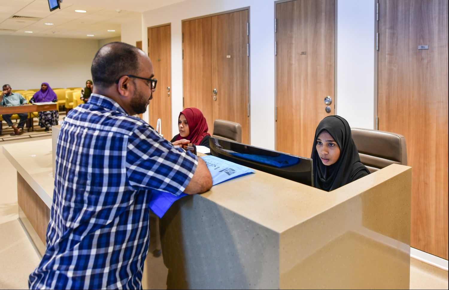 ދަރުމަވަންތަ ހޮސްޕިޓަލްގެ ރިސެޕްޝަނެއް ކައިރި މީހަކު މަޑުކޮށްލައިގެން.---ފޮޓޯ: ހުސައިން ވަހީދު/މިހާރު