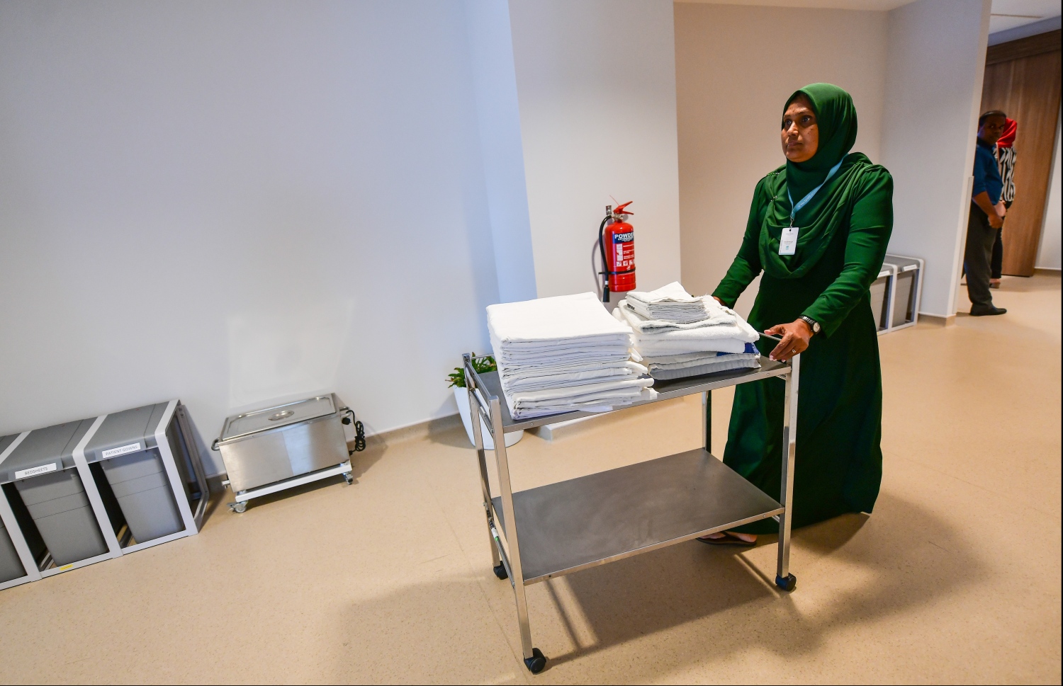 ދަރުމަވަންތަ ހޮސްޕިޓަލްގެ މުވައްޒަފެއް ބެޑްޝީޓްތަކެއް ހިފައިގެން ދަނީ.---ފޮޓޯ: ހުސައިން ވަހީދު/މިހާރު