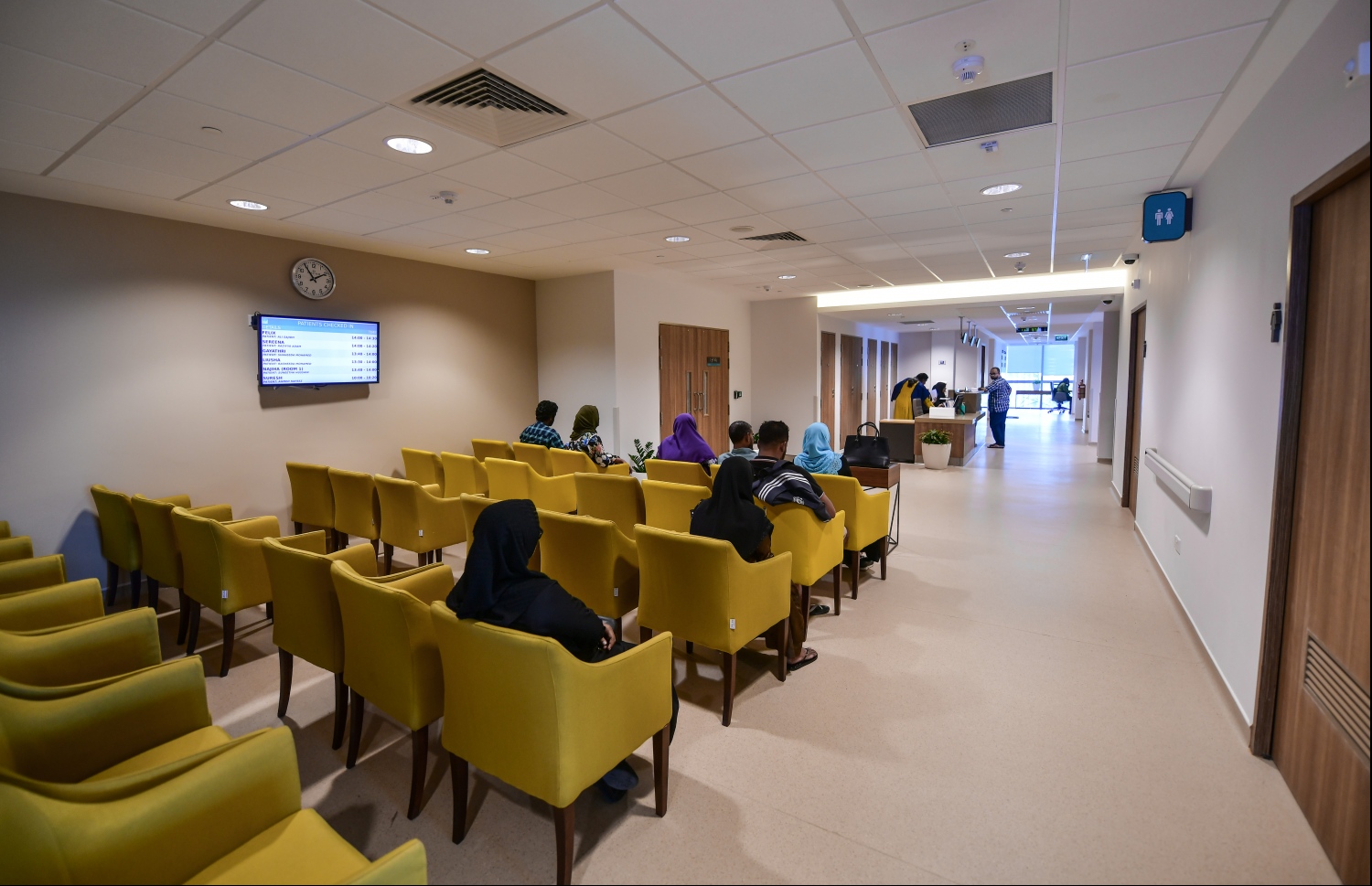 ދަރުމަވަންތަ ހޮސްޕިޓަލް ވެރިޓިން އޭރިޔާއެއްގައި މީހުން މަޑުކޮށްގެން.---ފޮޓޯ: ހުސައިން ވަހީދު/މިހާރު