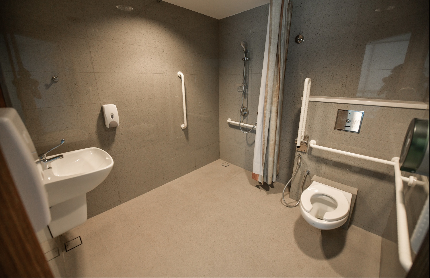 ދަރުމަވަންތަ ހޮސްޕިޓަލް ޕްރައިވެޓް ރޫމެއްގެ ފާހާނާ---ފޮޓޯ: ހުސައިން ވަހީދު/މިހާރު