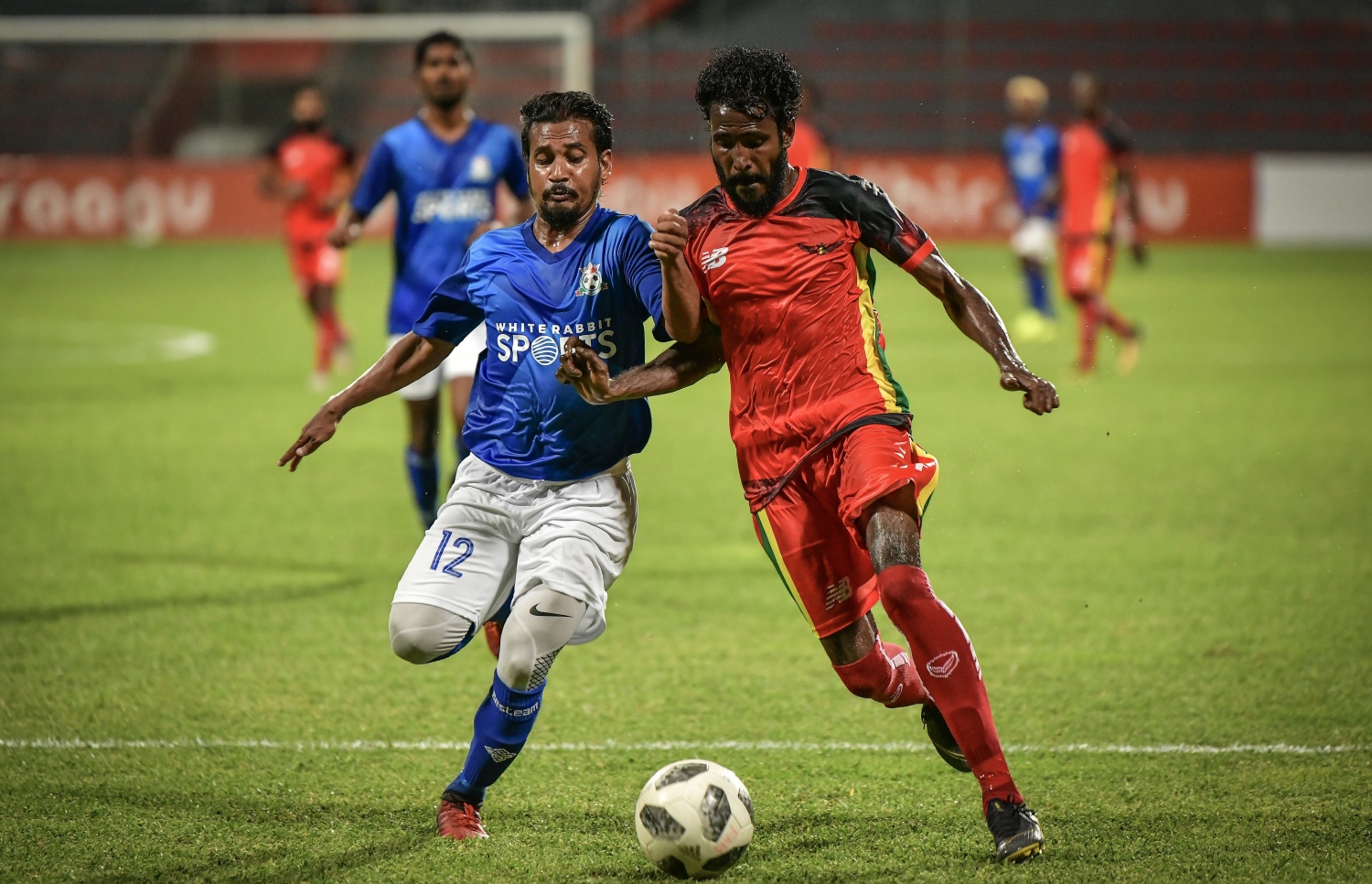 ދަ ގްރާންޑޭގެ ނިޒާމް (ކ) އަތުން ބޯޅަ ހޯދަން ނިލަންދޫގެ ހަފީޒް މަސައްކަތްކުރަނީ. --ފޮޓޯ: ނިޝާން އަލީ/ މިހާރު