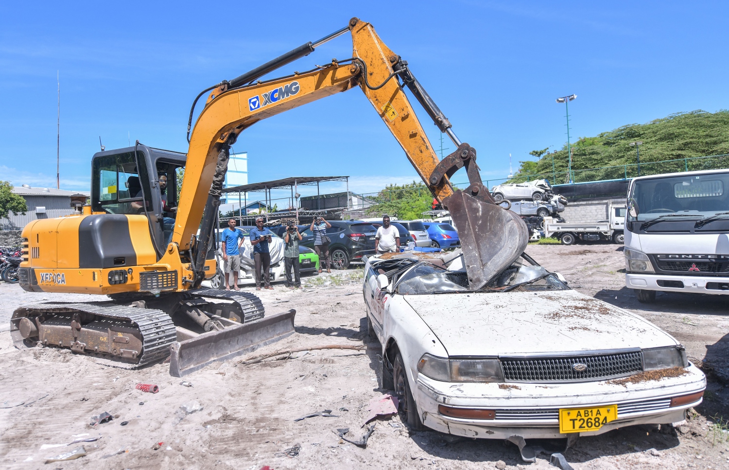 ގަވައިދާ ޚިލާފުވުމުން، ފުލުހުންގެ ބެލުމުގެ ދަށަށް ގެންގޮސްފައިވާ ވެހިކަލެއް ނައްތާލަނީ: ބައެއް އުޅަނދުފަހަރު މިހާ ބާކޮށް އޮތަސް، ބޭނުންކުރެވޭ ވެހިކަލްތައް ވެސް ހުރޭ ---ފޮޓޯ: ނިޝާން އަލީ/މިހާރު