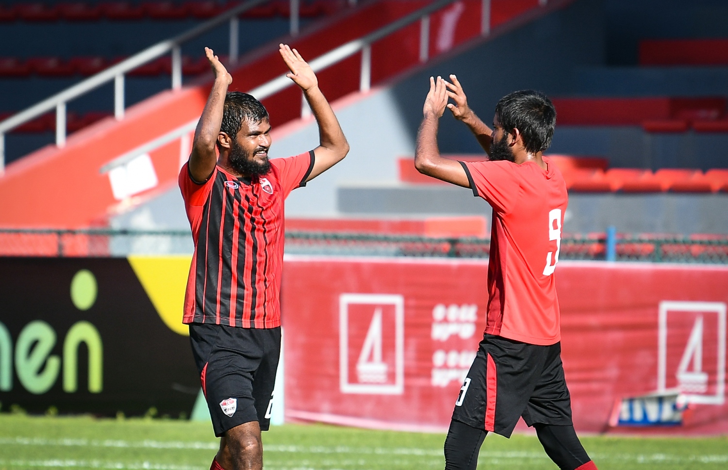 ލަނޑު ޖެހުމަށް ފަހު ޓީސީގެ އަތީގް (ކ) އާއި ޝަފްލޭ އުފާފާޅުކުރަނީ. -- ފޮޓޯ: ނިޝާން އަލީ/ މިހާރު