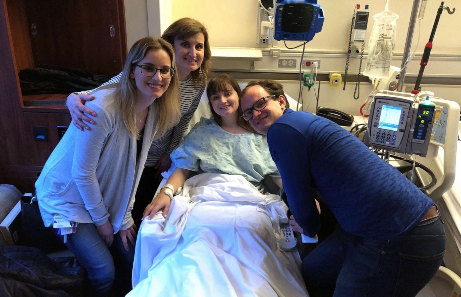 ހަނާ ކިޑްނީ ހަދިޔާކޮށްގެން ހޮސްޕިޓަލްގައި އޮތް އިރު އާއިލާގެ މީހުން ކައިރީގައި.