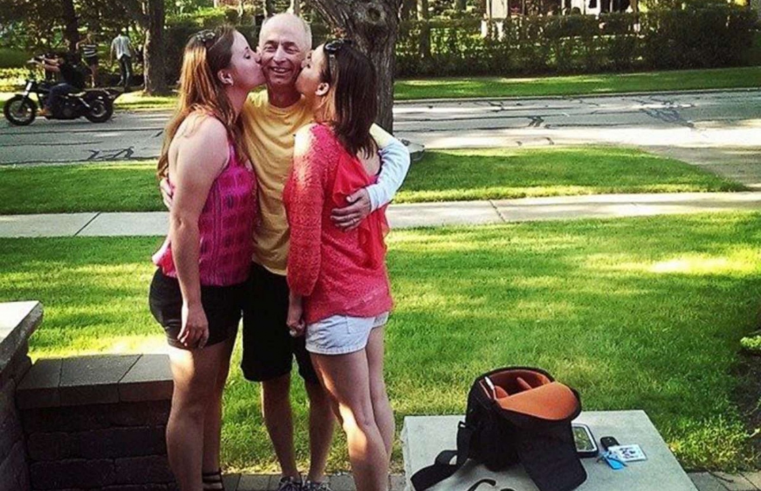 ބެތަނީ އާއި ހަނާ އެ މީހުންގެ ބައްޕައާ އެކު.