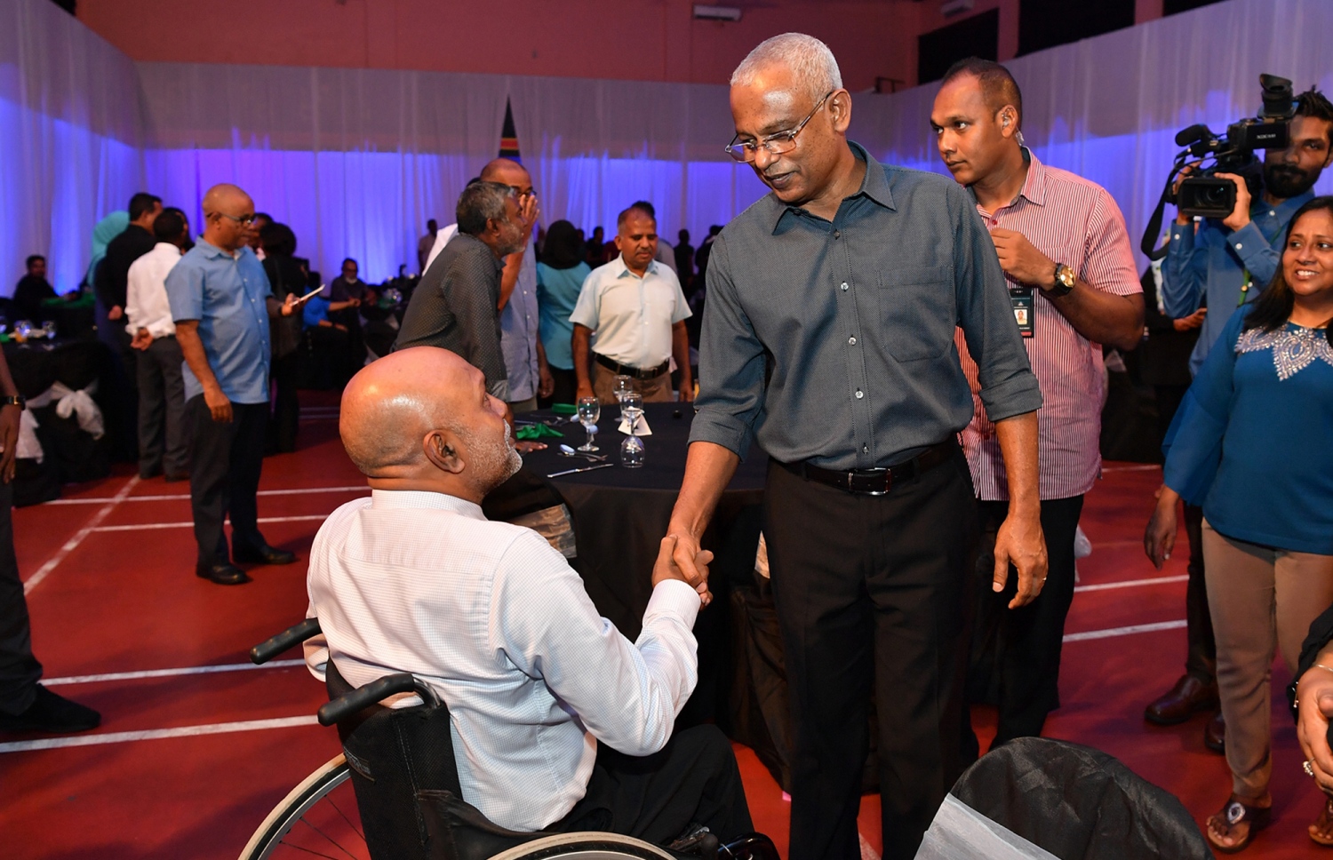 މި އަހަރުގެ ދުނިޔޭގެ ކަނޑުތަކުގެ ދުވަސް ފާހަގަކުރަން މިރޭ ބޭއްވި ޖަލްސާގައި ރައީސް އިބްރާހިމް މުހައްމަދު ސޯލިހު މީހަކާ ސަލާމް ކުރައްވަނީ.---ފޮޓޯ: ރައީސް އޮފީސް