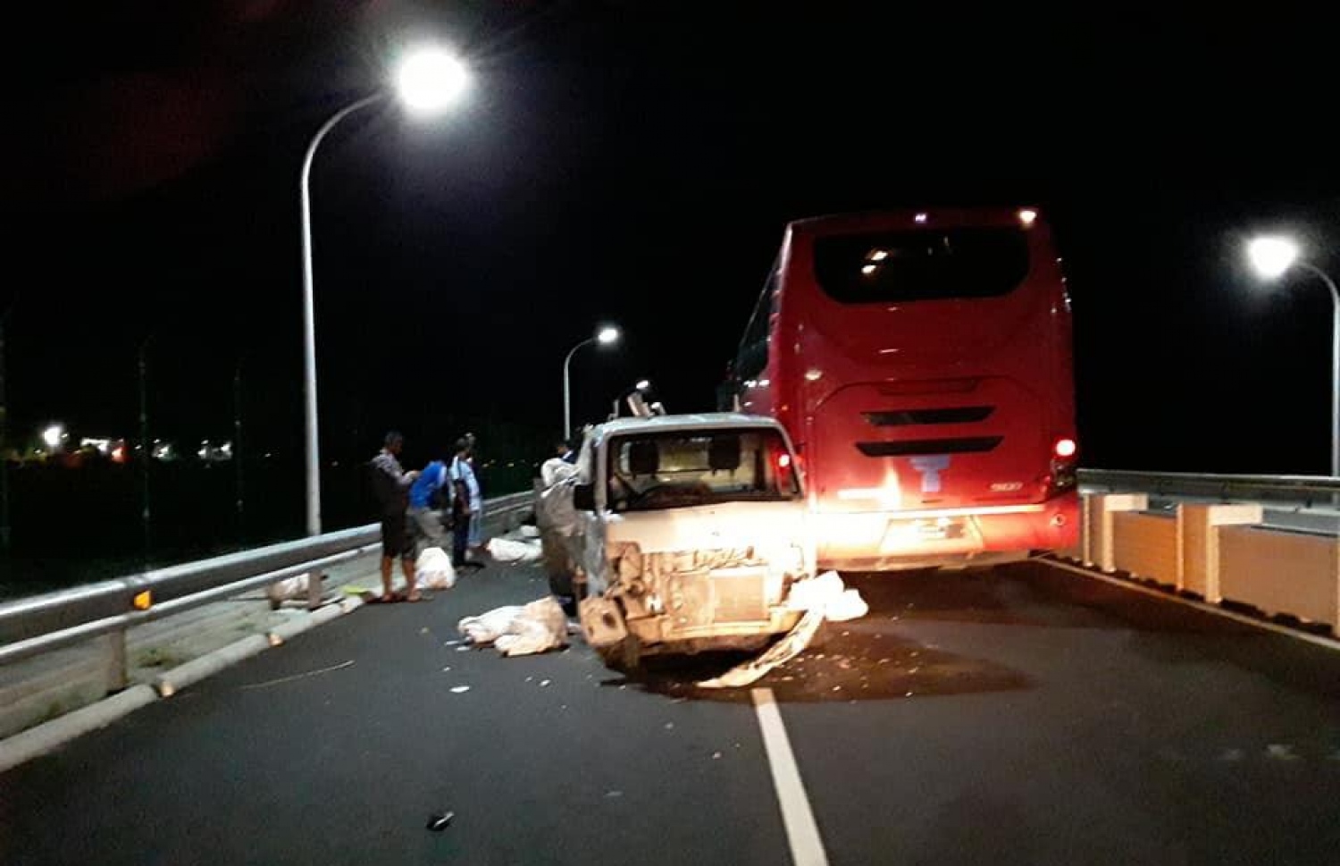 ލިންކް ރޯޑުގައި ރޭ ހިނގި އެކްސިޑެންޓް: އެ އެކްސިޑެންޓްގައި ޑިވައިޑާތައް ފުނޑުފުނޑުވުމުގެ އިތުރުން ބަހަށް ވެސް ވަނީ ގެއްލުން ވެފައި-- ފޮޓޯ: ފަތުހުﷲ ސޯލިހް