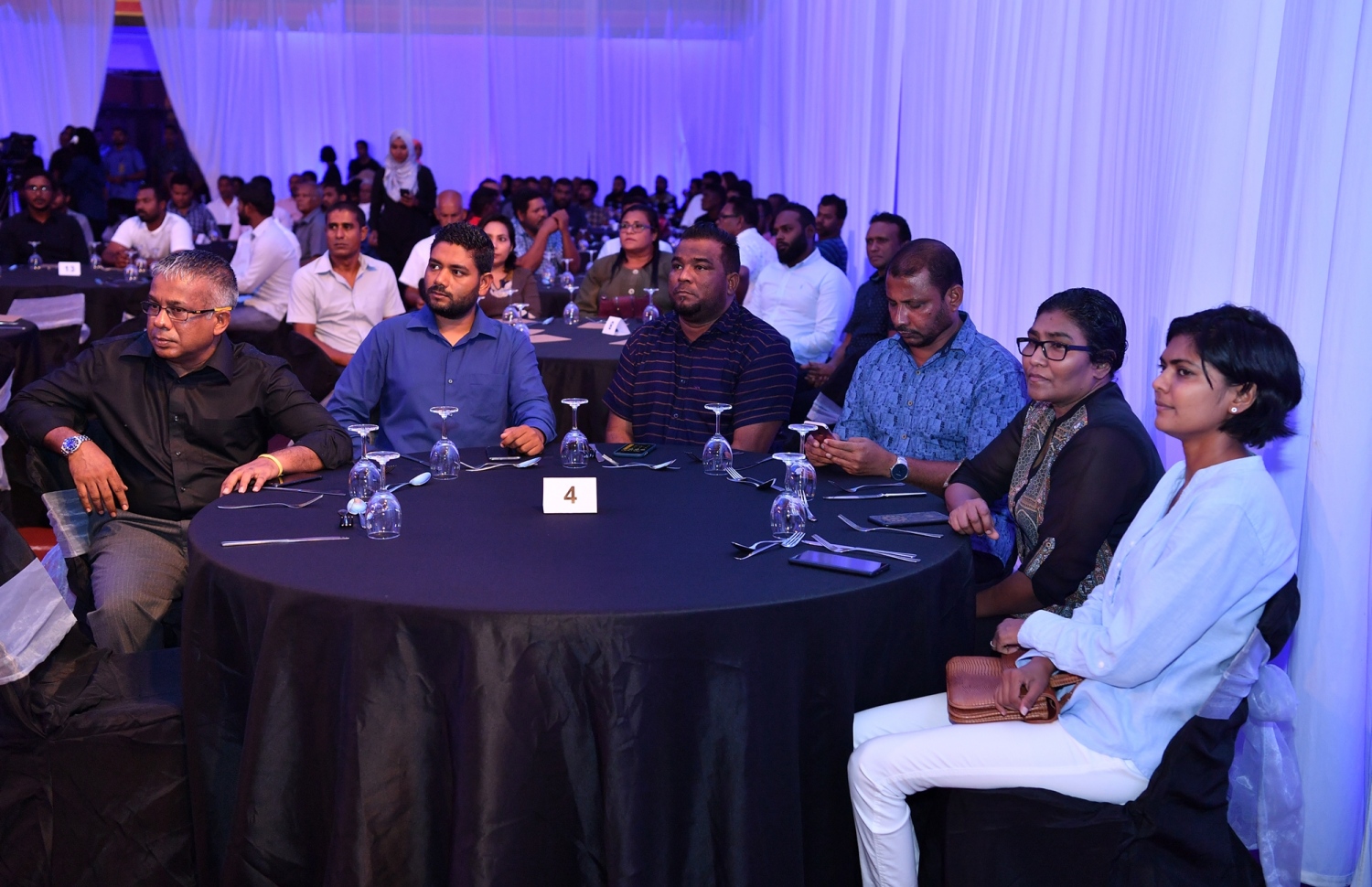 މާލެ: ޖޫން 15، 2019: ދުނިޔޭގެ ކަނޑުތަކުގެ ދުވަސް ފާހަގަކުރުމަށް ގިޔާސުއްދީން އިންޓަނޭޝަނަލް ސްކޫލުގައި ބޭއްވި ހާއްސަ ރަސްމިއްޔާތެއްގައި، ސަރުކާރުގެ ބައެއް އިސް ބޭފުޅުން ބައިވެރިވެ ވަޑައިގަންނަވަނީ.-- ފޮޓޯ: ރައީސް އޮފީސް