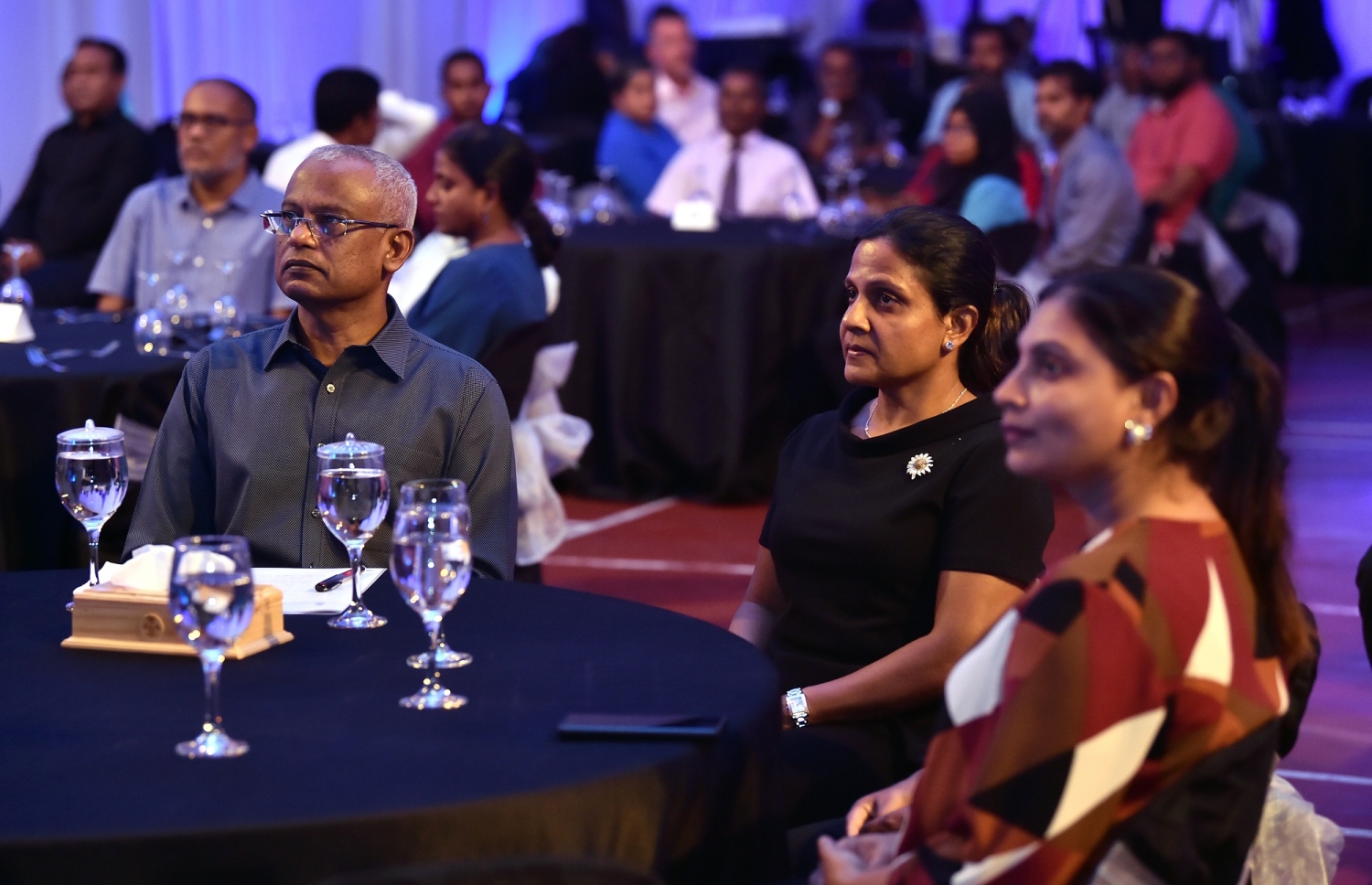 މާލެ: ޖޫން 15، 2019: ދުނިޔޭގެ ކަނޑުތަކުގެ ދުވަސް ފާހަގަކުރުމަށް ގިޔާސުއްދީން އިންޓަނޭޝަނަލް ސްކޫލުގައި ބޭއްވި ހާއްސަ ރަސްމިއްޔާތެއްގައި، ރައީސް އިބްރާހިމް މުހައްމަދު ސޯލިހާއި، ފަސްޓް ލޭޑީ ފަޒްނާ އަހުމަދު އަދި އެޑިއުކޭޝަން މިނިސްޓަރު އައިޝަތު އަލީ ބައިވެރިވެ ވަޑައިގަންނަވަނީ.-- ފޮޓޯ: ރައީސް އޮފީސް