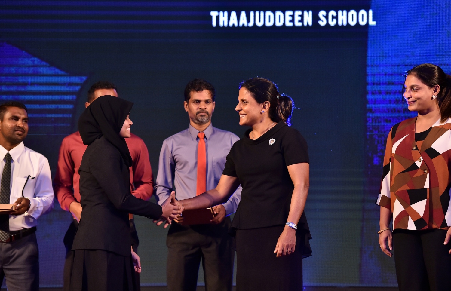 މާލެ: ޖޫން 15، 2019: ދުނިޔޭގެ ކަނޑުތަކުގެ ދުވަސް ފާހަގަކުރުމަށް ގިޔާސުއްދީން އިންޓަނޭޝަނަލް ސްކޫލުގައި ބޭއްވި ހާއްސަ ރަސްމިއްޔާތެއްގައި ޕާލޭ އެއާ ސްޓްރެޓަޖީ ތަންފީޒުކުރާ ސްކޫލުތަކަށް، އެކަން ފާހަގަ ކުރުމުގެ ގޮތުން ދޭލިއުން ހަވާލު ކުރުމަށްފަހު، ފަސްޓް ލޭޑީ ފަޒުނާ އަހުމަދު ޒުވާނަކާ ސަލާމް ކުރައްވަނީ.-- ފޮޓޯ: ރައީސް އޮފީސް