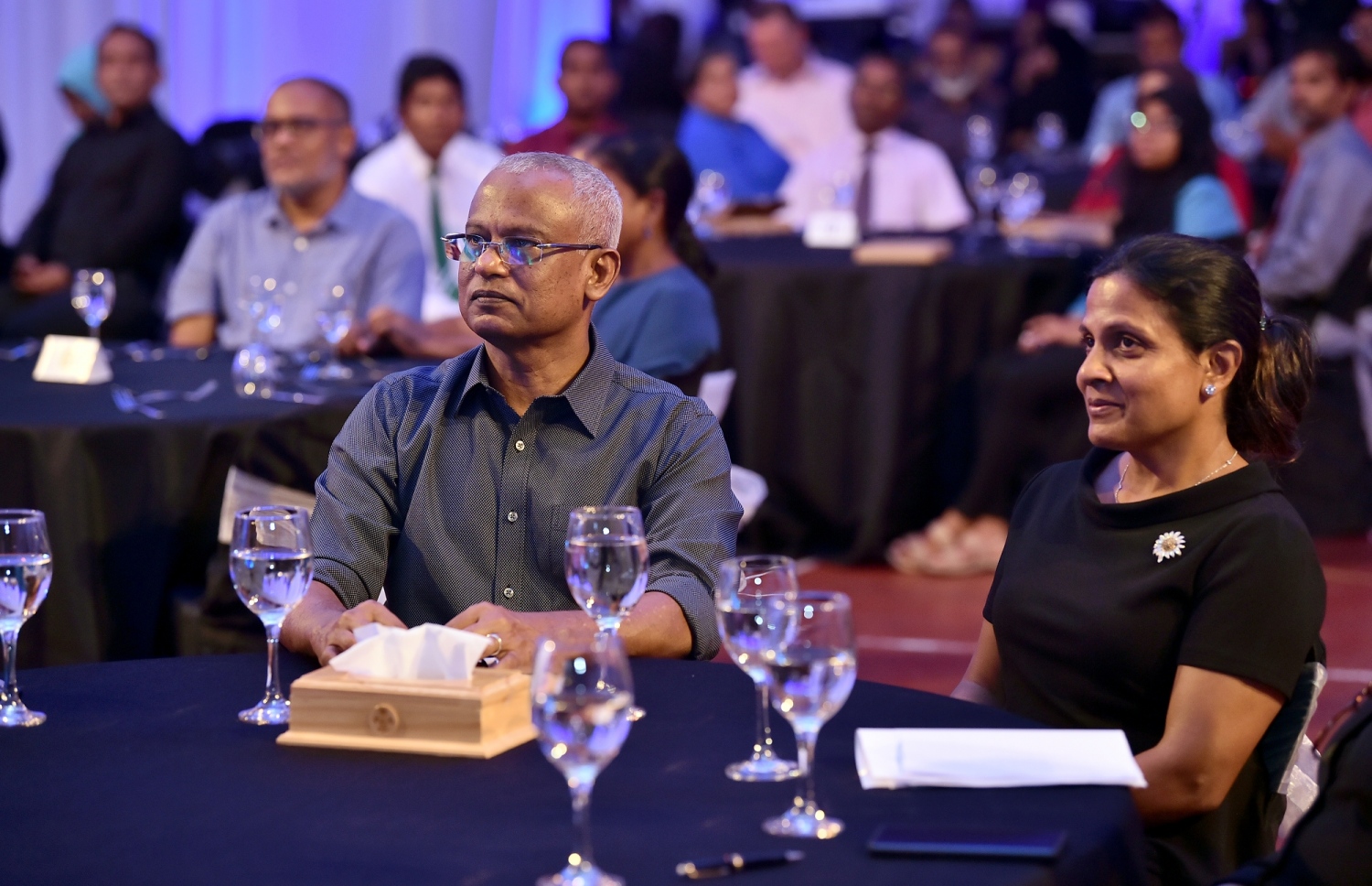 މާލެ: ޖޫން 15، 2019: ދުނިޔޭގެ ކަނޑުތަކުގެ ދުވަސް ފާހަގަކުރުމަށް ގިޔާސުއްދީން އިންޓަނޭޝަނަލް ސްކޫލުގައި ބޭއްވި ހާއްސަ ރަސްމިއްޔާތެއްގައި  ރައީސް އިބްރާހިމް މުހައްމަދު ސޯލިހާއި ފަސްޓް ލޭޑީ ފަޒުނާ އަހުމަދު ބއިވެރިވެ ވަޑައިގަންނަވަނީ.-- ފޮޓޯ: ރައީސް އޮފީސް