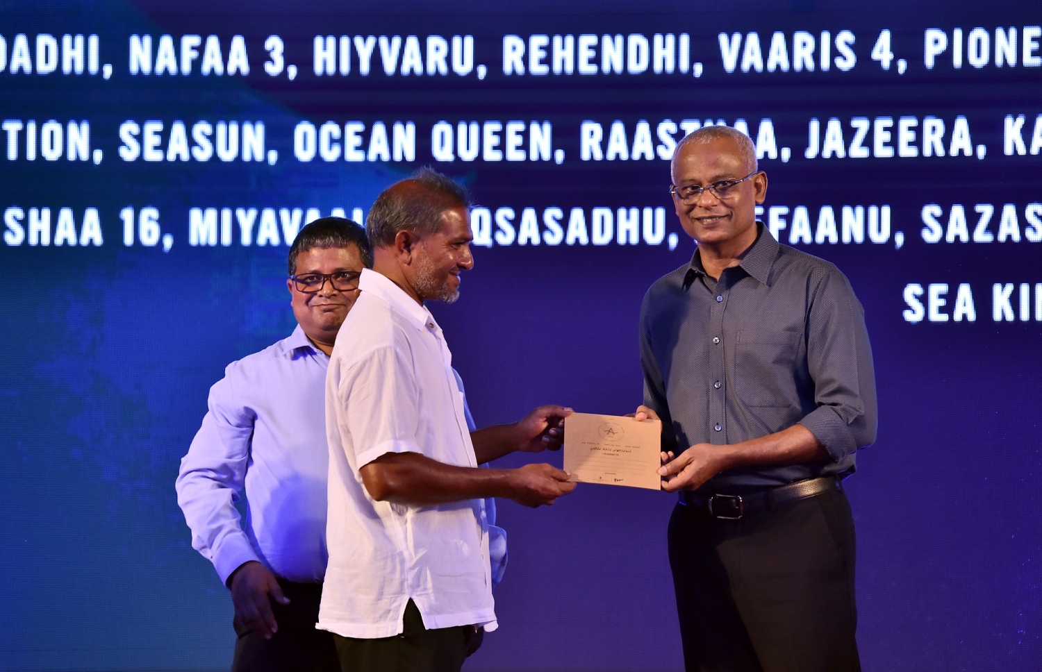 މާލެ: ޖޫން 15، 2019: ދުނިޔޭގެ ކަނޑުތަކުގެ ދުވަސް ފާހަގަކުރުމަށް ގިޔާސުއްދީން އިންޓަނޭޝަނަލް ސްކޫލުގައި ބޭއްވި ހާއްސަ ރަސްމިއްޔާތެއްގައި ޕާލޭ އެއާ ސްޓްރެޓަޖީ ތަންފީޒުކުރާ ސްކޫލުތަކަށް، އެކަން ފާހަގަ ކުރުމުގެ ގޮތުން ދޭލިއުން ރައީސް އިބްރާހިމް މުހައްމަދު ސޯލިހް ހަވާލުކުރަނީ.-- ފޮޓޯ: ރައީސް އޮފީސް