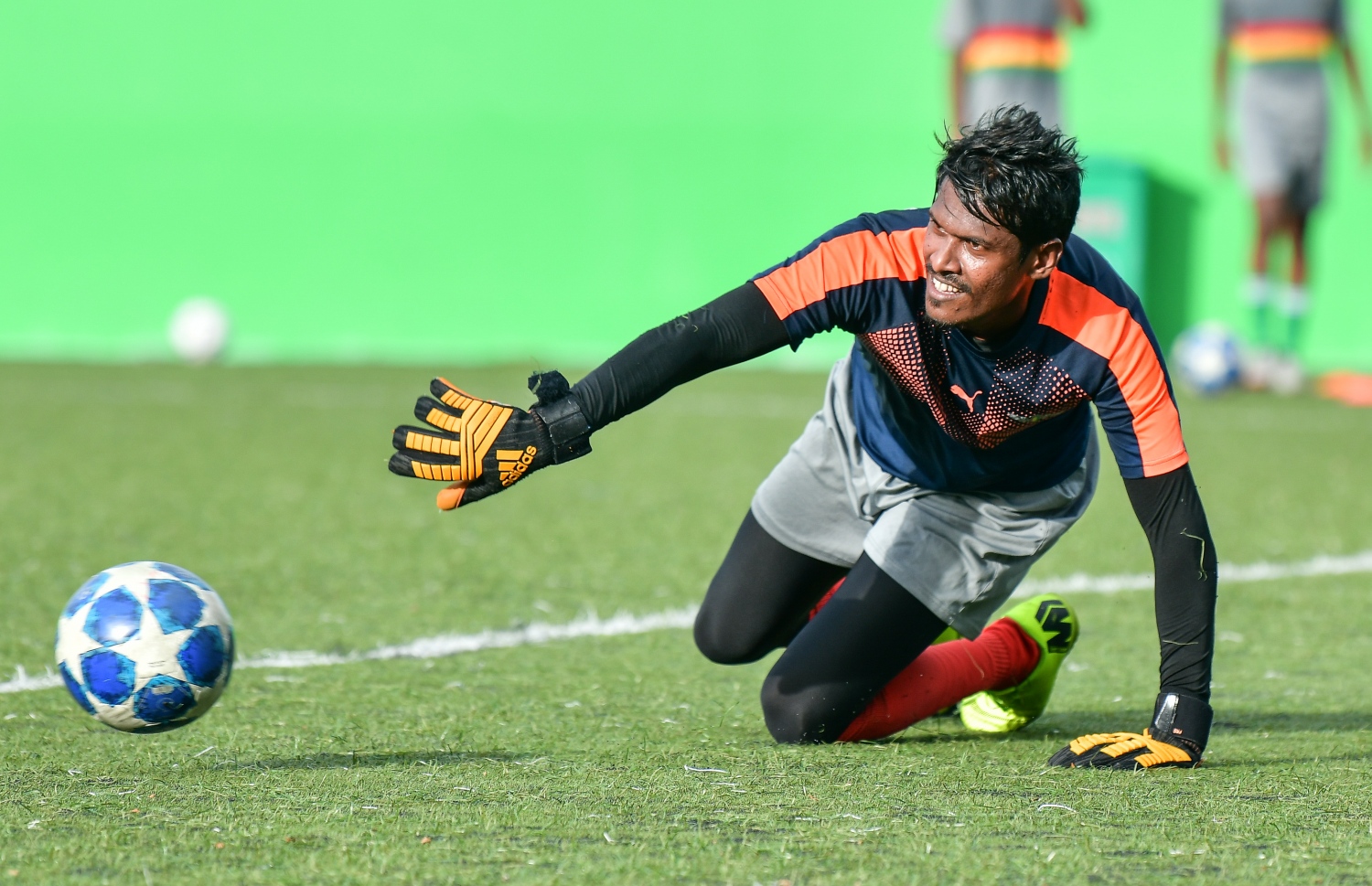 ދަ ގްރާންޑޭގެ ފަރިތަކުރުންތަކުގެ ތެރެއިން ކީޕަރު ފައިސަލް: އޭނާ އަންނަނީ ރަނގަޅު ކުޅުމެއް ދައްކަމުން.-- ފޮޓޯ: ހުސެއިން ވަހީދު/ މިހާރު