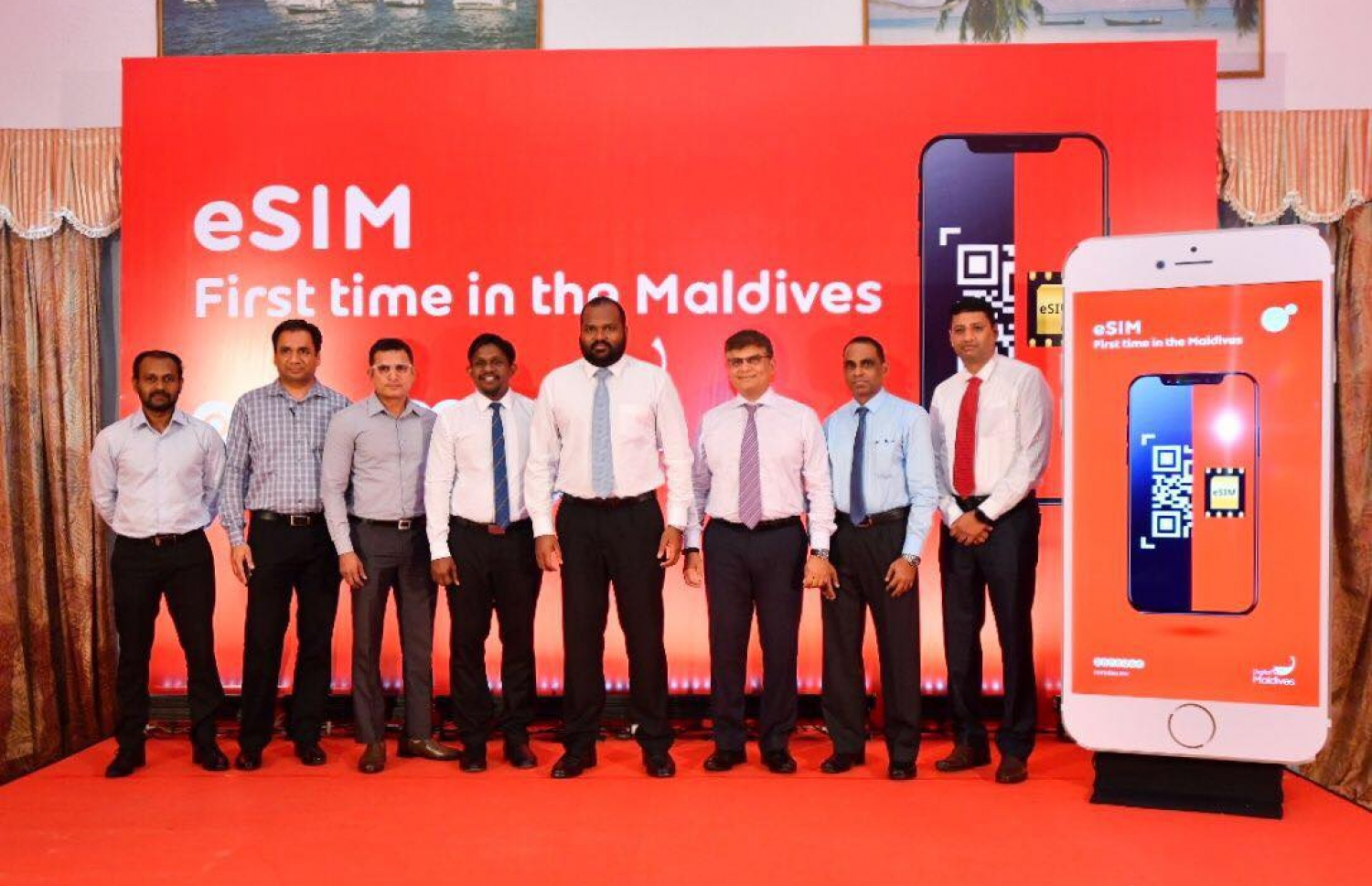 އީސިމްގެ ހިދުމަތް ތައާރަފް ކުރުމަށް ބޭއްވި ރަސްމިއްޔާތުގައި އުރީދޫގެ އިސް މެނޭޖްމެންޓާ އެކު ޓޫރިޒަމް މިނިސްޓަރު އަލީ ވަހީދު--ފޮޓޯ:ހުސައިން ވަހީދު/މިހާރު