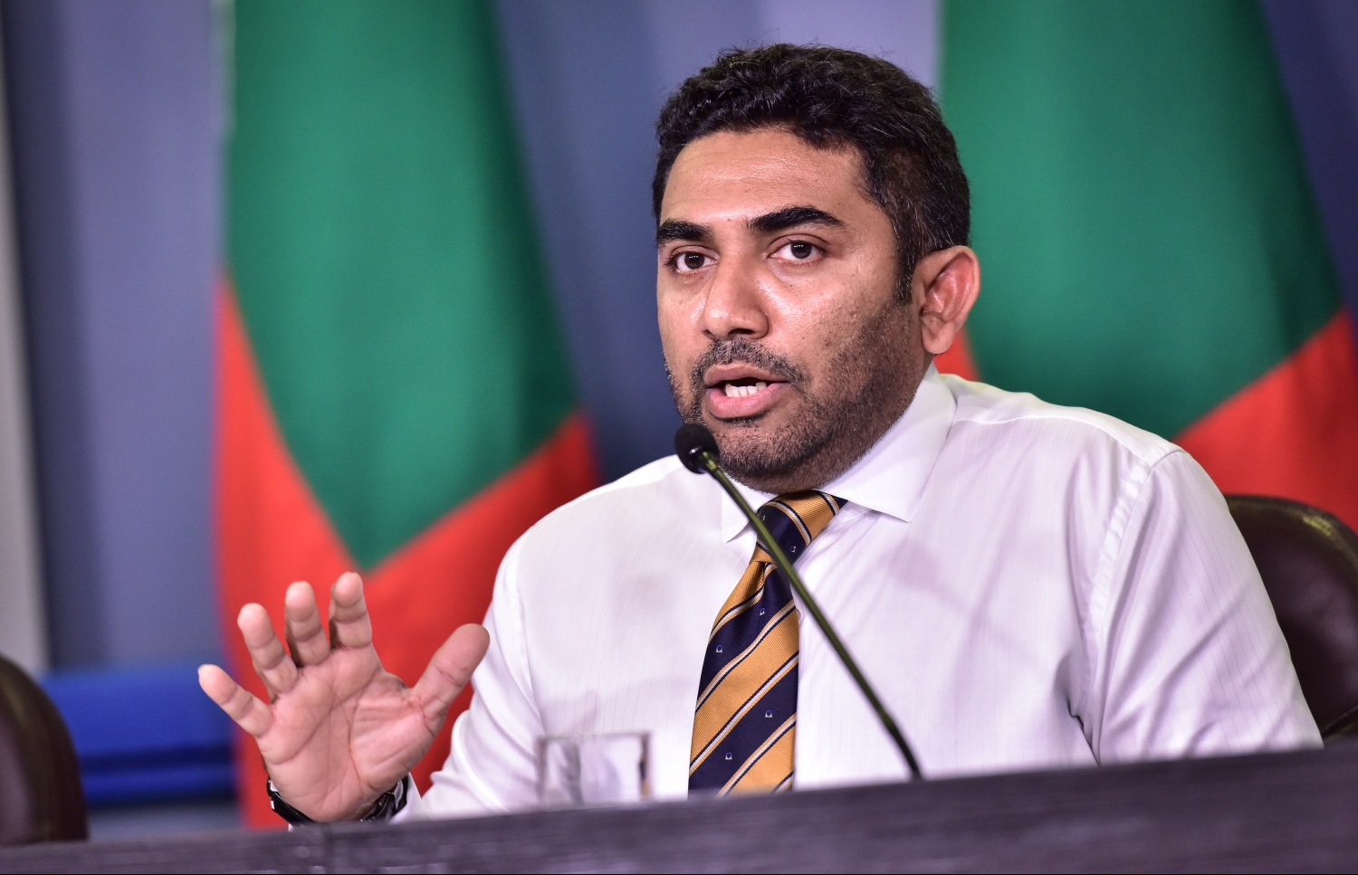 ރައީސް އޮފީހުގައި މިއަދު ބޭއްވި ނޫސްވެރިންގެ ބައްދަލުވުމުގައި ހެލްތު މިނިސްޓަރު އަމީން ވާހަކަ ދައްކަވަނީ. --- ފޮޓޯ: ނިޝާން އަލީ/ މިހާރު