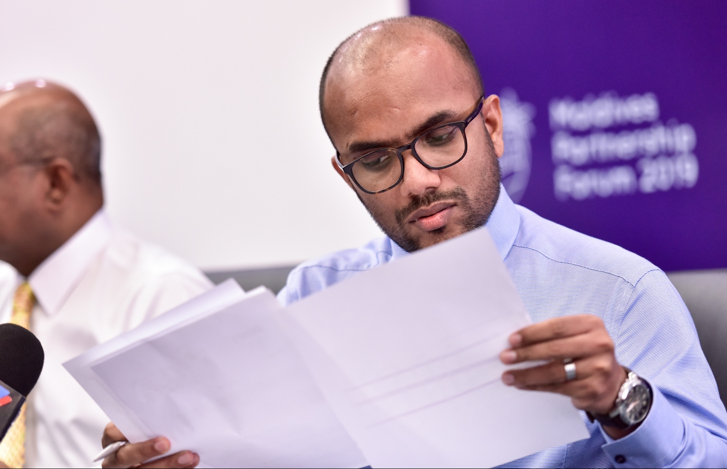 ޕާޓްނާޝިޕް ފޯރަމާ ގުޅޭ ގޮތުން މީޑިއާ އަށް މައުލޫމާތު ދިނުމަށް މިއަދު ބޭއްވި ޕްރެސް ބްރީފިންގައި ފިނޭންސް މިނިސްޓަރު އަމީރު ޑޮކިއުމަންޓެއް ބައްލަވަނީ.---ފޮޓޯ: ނިޝާން އަލީ/މިހާރު