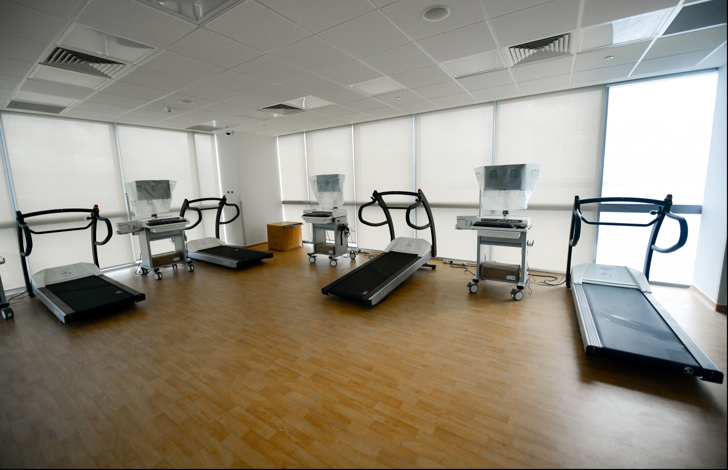 ދަރުމަވަންތަ ހޮސްޕިޓަލްގެ ފިޒިއޮތެރަޕީ ފްލޯގައި އަލަށް ބަހައްޓާފައިވާ ޓްރެޑްމިލްތައް: މިތަނުގެ ޖާގަ ވެސް އައިޖީއެމްއެޗުގެ ފިޒިއޮތެރަޕީ ޑިޕާޓްމަންޓަށް ވުރެ ބޮޑުވެފައި، ތަނަވަސް.---ފޮޓޯ: ހުސައިން ވަހީދު/މިހާރު