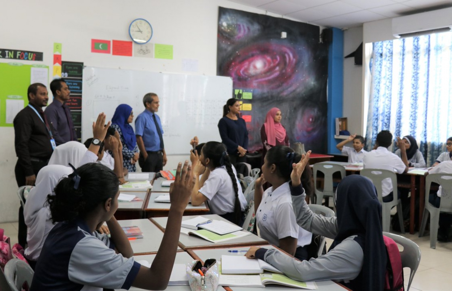 ދަރުމަވަންތަ ސްކޫލް އޭސީކުރުމަށްފަހު އެޑިއުކޭޝަން މިނިސްޓަރު ޑރ. އައިޝަތު އަލީ އެ ސްކޫލުގެ ދަރިވަރުންތަކަކާ މިއަދު ބައްދަލުކުރައްވަނީ-- ފޮޓޯ: އެޑިއުކޭޝަން މިނިސްޓްރީ