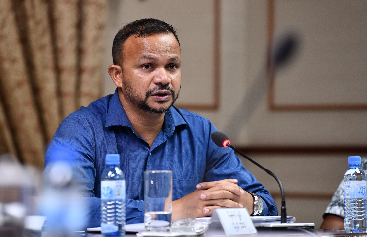 ޖުޑިޝަރީ ކޮމިޓީގެ ރޭގެ ބައްދަލުވުމުގައި ކެންދޫ ދާއިރާގެ ޖޭޕީގެ މެމްބަރު އަލީ ހުސެއިން ވާހަކަ ދައްކަވަނީ. --- ފޮޓޯ: ނިޝާން އަލީ/ މިހާރު