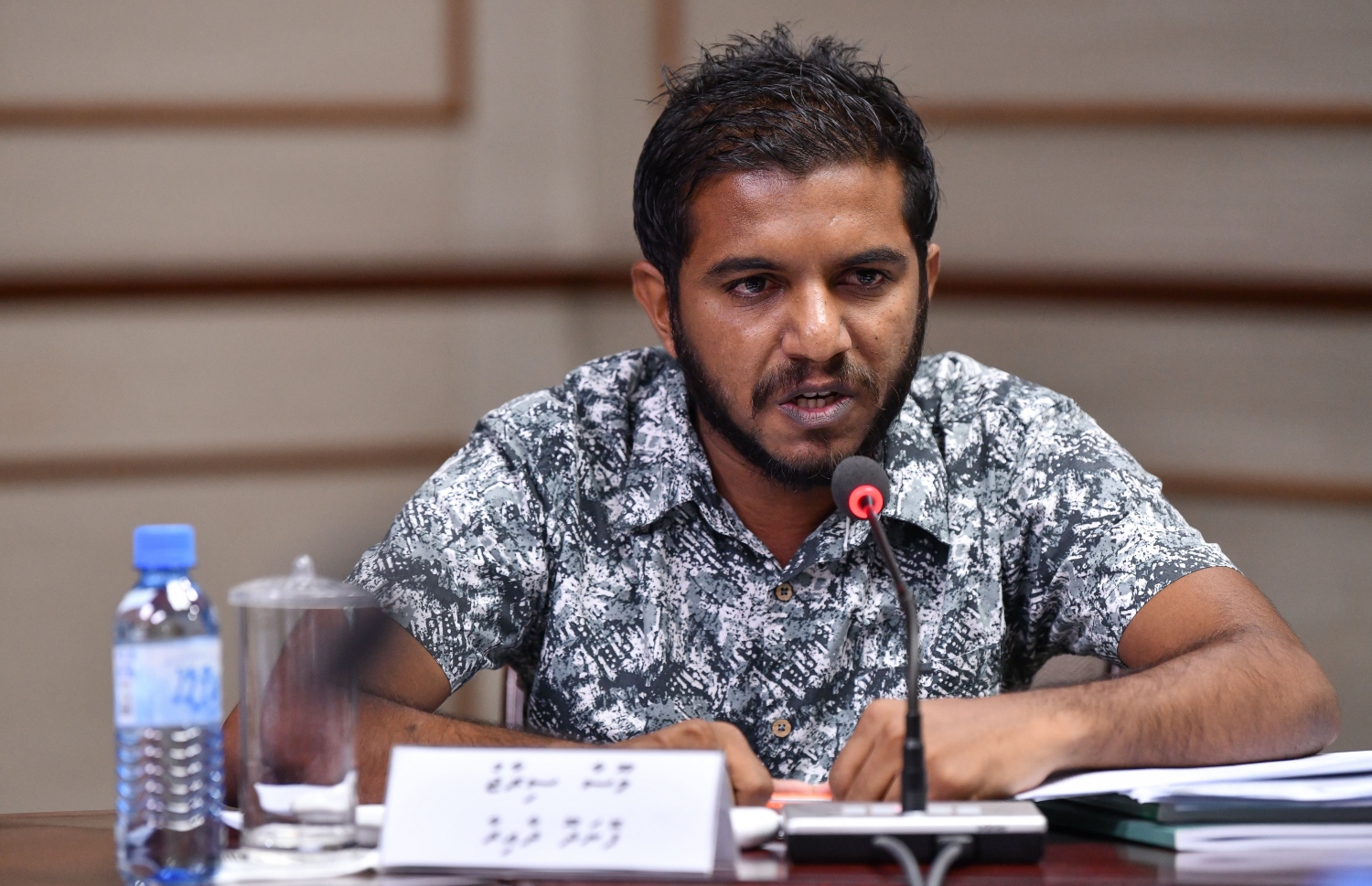 ރައްޔިތުންގެ މަޖިލިހުގެ ޖަލްސާއެއްގައި ފޮނަދޫ ދާއިރާގެ މެމްބަރު މޫސާ ސިރާޖް ވާހަކަ ދައްކަވަނީ. --- ފޮޓޯ: މިހާރު