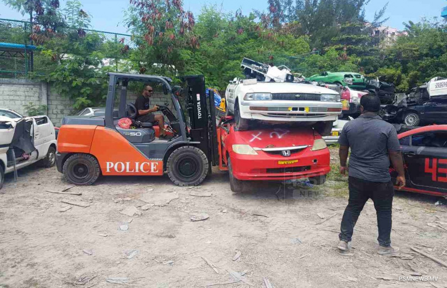 ގަވައިދާ ހިލާފުވެގެން ޓޯ ކޮށްފައިވާ އުޅަނދުތަކެއް ނައްތާލުމުގެ މަސައްކަތް ފުލުހުން ކުރަނީ-- ފޮޓޯ/ ޕޮލިސް