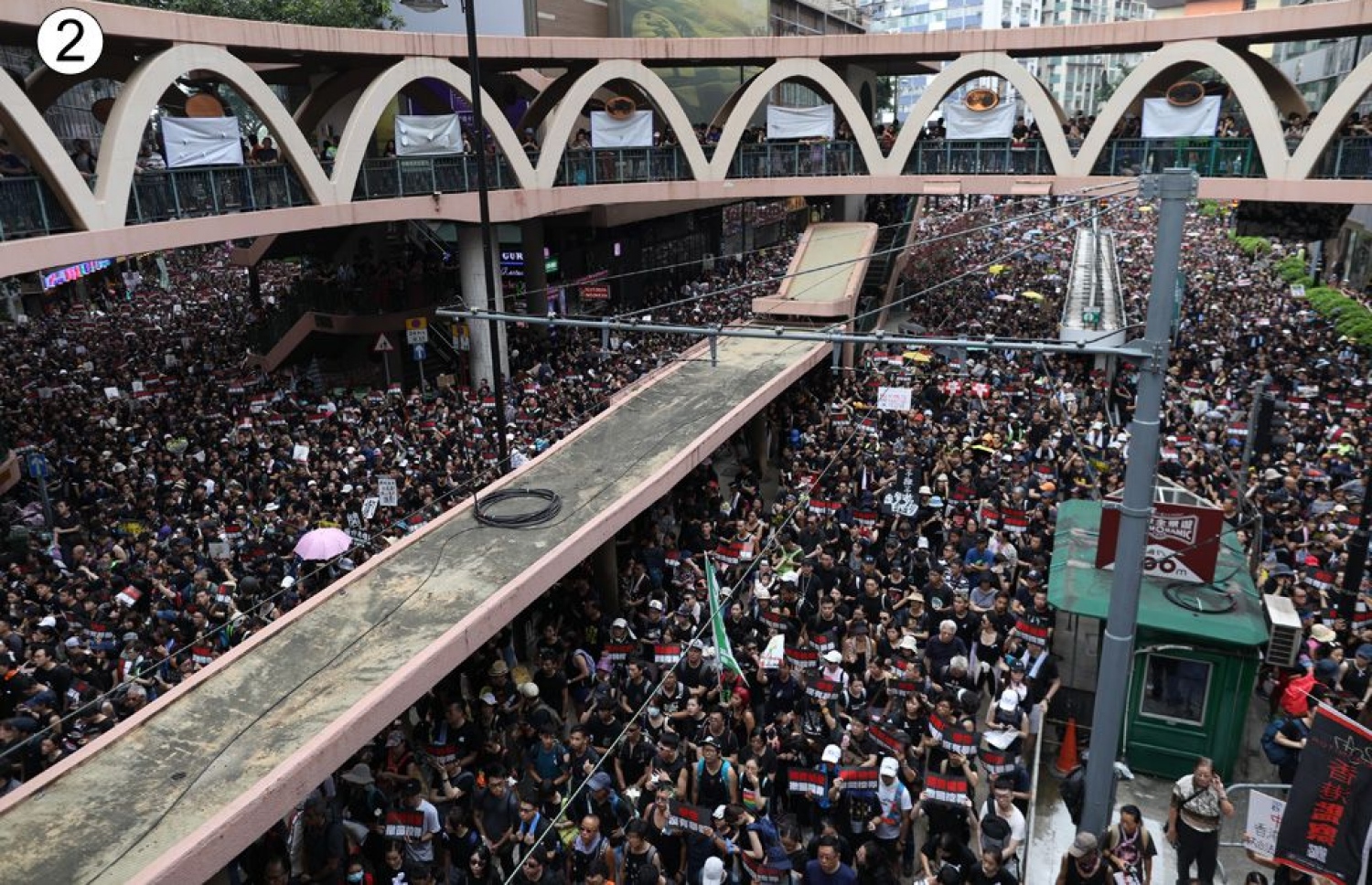 ޖޫން 16، 2019: ކުށަށް ތުހުމަތުކުރެވޭ މީހުން ޗަައިނާއާ ހަވާލުކުރެވޭ ގޮތަށް ގާނޫނަށް ގެންނަން އުޅޭ ބަދަލާ ދެކޮޅަށް ހޮންގް ކޮންގްގައި ކުރިއަށް ދާ މުޒާހަރާ.