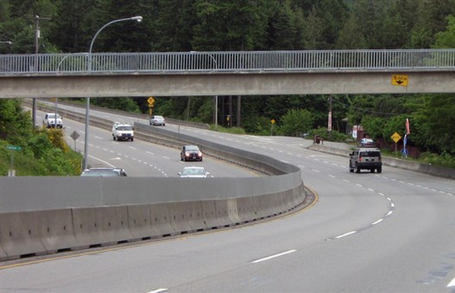 ބޭރު ގައުމެއްގެ ހައިވޭއެއްގެ ޑިވައިޑާ ކޮންކްރީޓުން ހަދާފައި