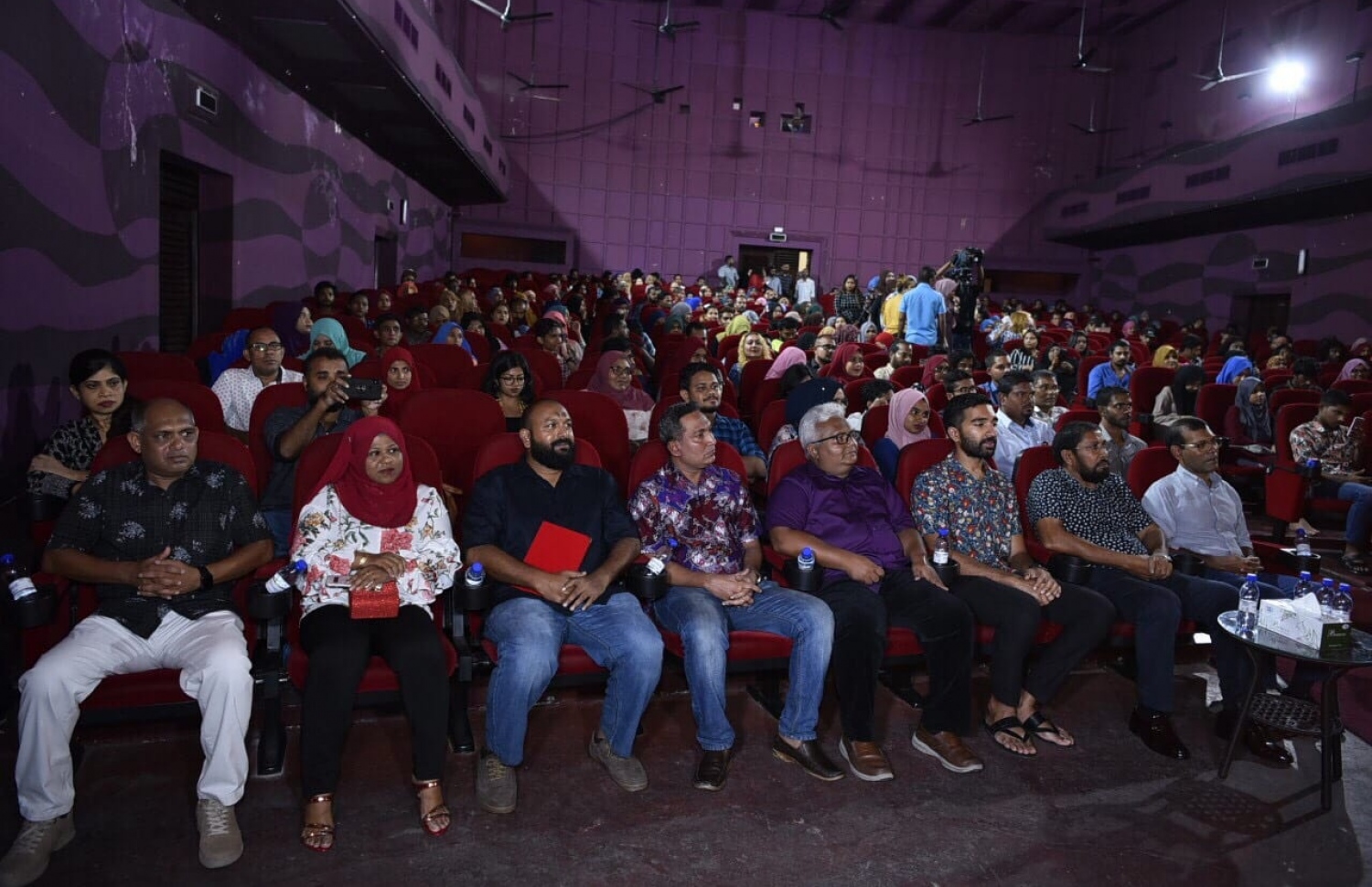 މާލެ: ޖޫން 12، 2019: ވީމީޑިއާ އިން ގެނެސް ދިން ފުރަތަމަ ފީޗާ ފިލްމު "ދައުވަތު" ޕްރިމިއާ ކުުރަން އޮލިމްޕަހުގައި ބޭއްވި ހަފުލާއެއްގައި ފިލްމުގެ ކާސްޓުންނާއި ބެލުންތެރިން ބައިވެރިވަނީ.-- ފޮޓޯ: ވީމީޑިއާ