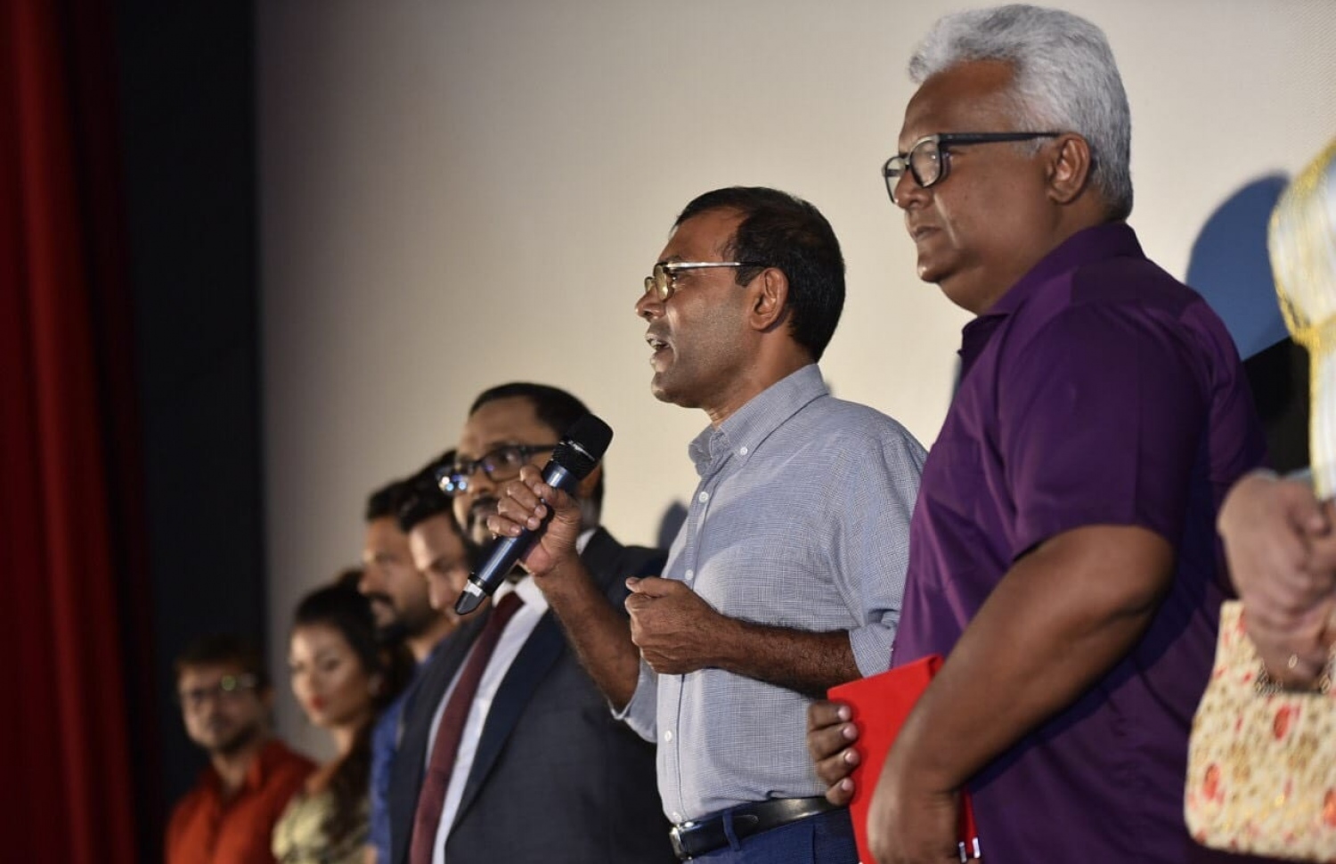 މާލެ: ޖޫން 12، 2019: ވީމީޑިއާ އިން ގެނެސް ދިން ފުރަތަމަ ފީޗާ ފިލްމު "ދައުވަތު" ޕްރިމިއާ ކުުރަން އޮލިމްޕަހުގައި ބޭއްވި ހަފުލާއެއްގައި ރައްޔިތުން މަޖިލީހުގެ ރައީސް، ރައީސް މުހައްމަދު ނަޝީދު ވާހަކަ ދައްކަވަނީ.-- ފޮޓޯ: ވީމީޑިއާ