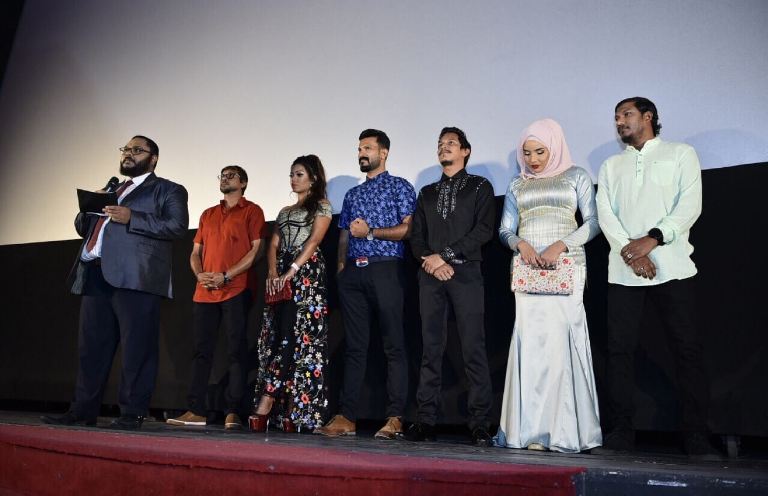 މާލެ: ޖޫން 12، 2019: ވީމީޑިއާ އިން ގެނެސް ދިން ފުރަތަމަ ފީޗާ ފިލްމު "ދައުވަތު" ޕްރިމިއާ ކުުރަން އޮލިމްޕަހުގައި ބޭއްވި ހަފުލާއެއްގައި ފިލްމުގެ ކާސްޓުން ބައިވެރިވަނީ.-- ފޮޓޯ: ވީމީޑިއާ