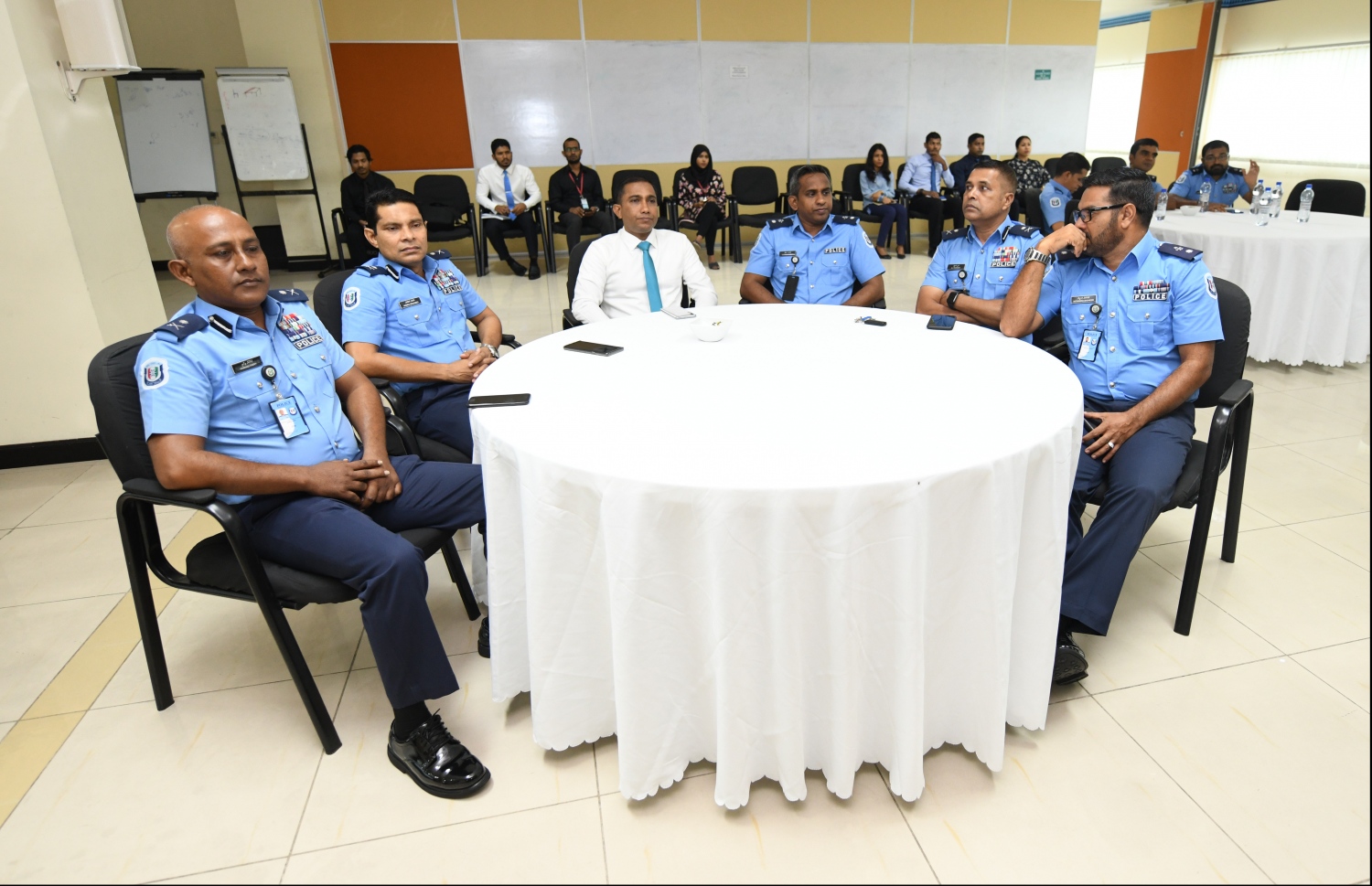 އޭޝިއާ ކައުންޓަ ޓެރަރިޒަމް ލީޑާސް ފޯރަމް ފެށުމުގެ ރަސްމިއްޔާތުގައި ބައިވެރިވެވަޑައިގެންނެވި، ފުލުހުންގެ ބައެއް އިސް އޮފިސަރުން.---ފޮޓޯ: ހުސައިން ވަހީދު/މިހާރު