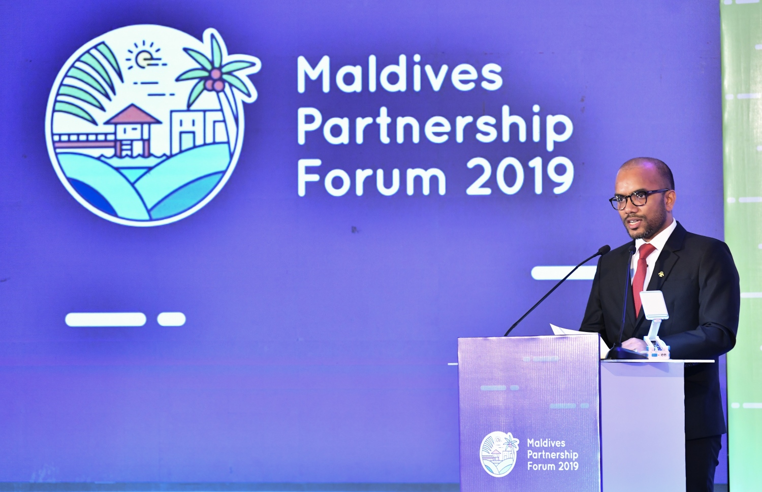 މާލެ: ޖޫން 16، 2019: "މޯލްޑިވްސް ޕާޓްނާޝިޕް ފޯރަމް" ފެށުމަށް ކުރުނބާ މޯލްޑިވްސްގައި ބޭއްވި ރަސްމިއްޔާތެއްގައި ފިނޭންސް މިނިސްޓަރު އިބްރާހިމް އަމީރު ވާހަކަ ދައްކަވަނީ.-- ފޮޓޯ: ރައީސް އޮފީސް