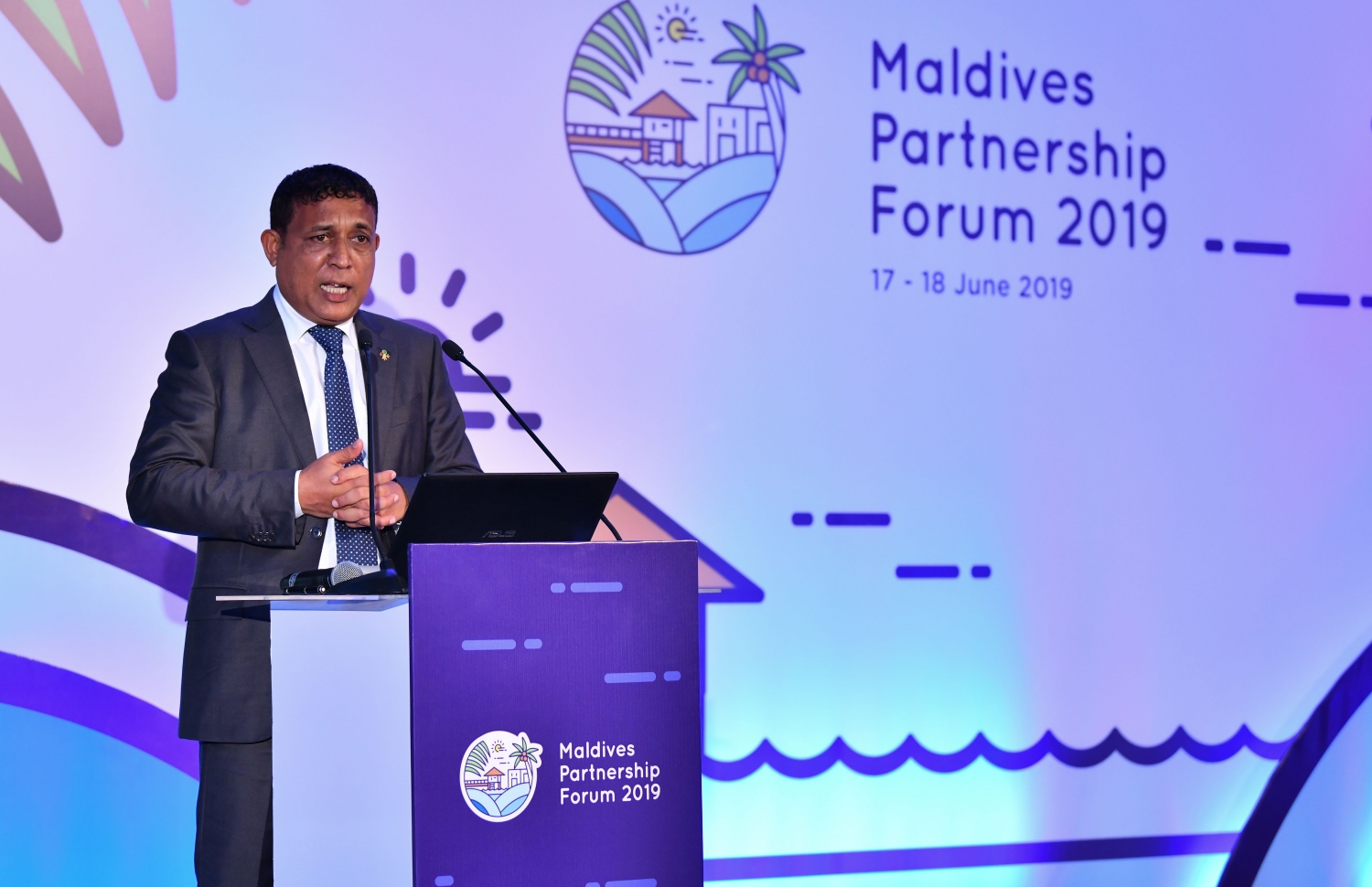 މާލެ: ޖޫން 16، 2019: "މޯލްޑިވްސް ޕާޓްނާޝިޕް ފޯރަމް" ފެށުމަށް ކުރުނބާ މޯލްޑިވްސްގައި ބޭއްވި ރަސްމިއްޔާތެއްގައި ޕްލޭނިން މިނިސްޓަރު މުހައްމަދު އަސްލަމް ވާހަކަ ދައްކަވަނީ.-- ފޮޓޯ: ރައީސް އޮފީސް