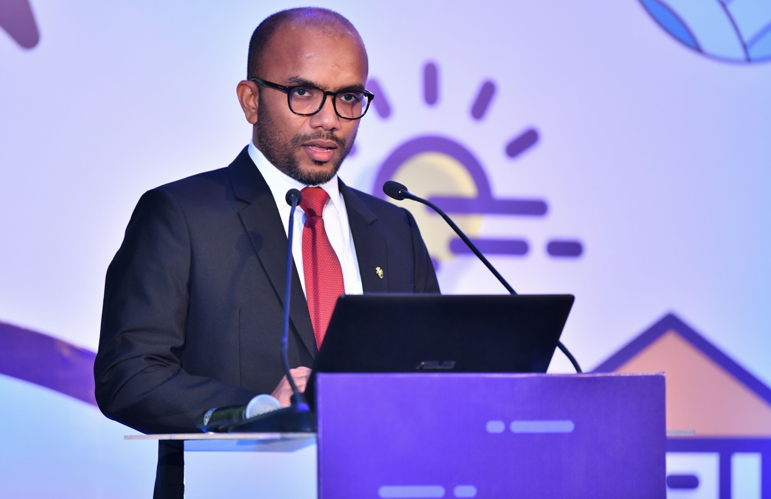 މާލެ: ޖޫން 16، 2019: "މޯލްޑިވްސް ޕާޓްނާޝިޕް ފޯރަމް" ފެށުމަށް ކުރުނބާ މޯލްޑިވްސްގައި ބޭއްވި ރަސްމިއްޔާތެއްގައި ފިނޭންސް މިނިސްޓަރު އިބްރާހިމް އަމީރު ވާހަކަ ދައްކަވަނީ.-- ފޮޓޯ: ރައީސް އޮފީސް