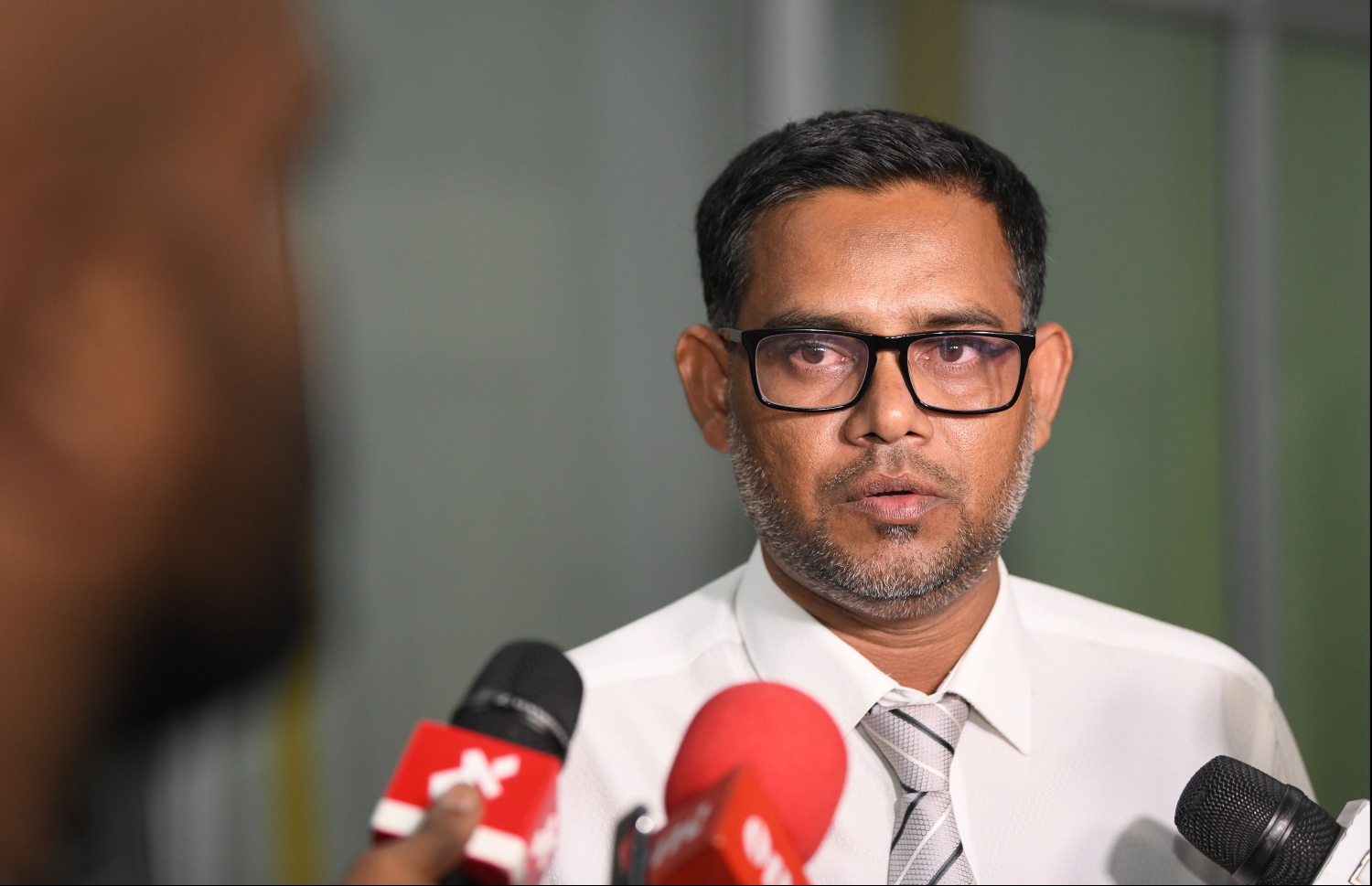 ޖޭއެސްސީގެ ޑިރެކްޓަރު ޒަހީން، ފަނޑިޔާރު ޑީޑީއާ ގުޅޭ މައްސަލައިގެ މައުލޫމާތު މިރޭ މީޑިއާއާ ހިއްސާ ކުރައްވަނީ.---ފޮޓޯ: ހުސައިން ވަހީދު/މިހާރު