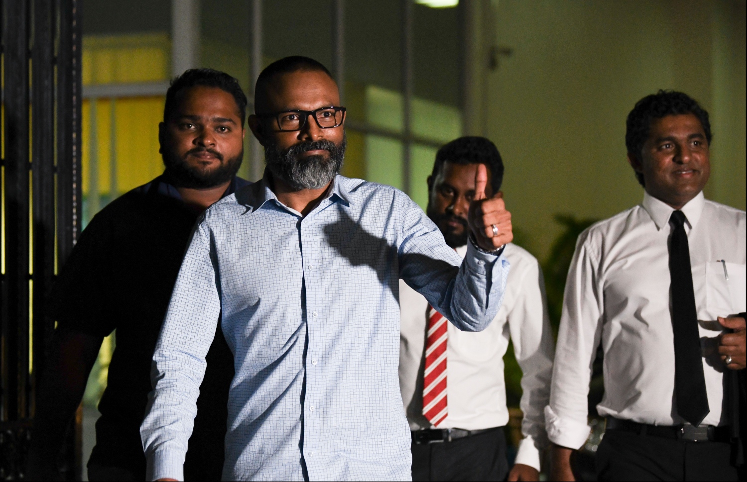ސުޕްރީމް ކޯޓުގެ ފަނޑިޔާރު ޑީޑީ ޖޭއެެސްސީ އަށް ހާޒިރުވެވަޑައިގަތުމަށް ފަހު ނުކުމެވަޑައިގެން ކާމިޔާބުގެ ނިޝާން މީޑިއާ އަށް ދައްކާލައްވަނީ. --ފޮޓޯ: ހުސައިން ވަހީދު/މިހާރު